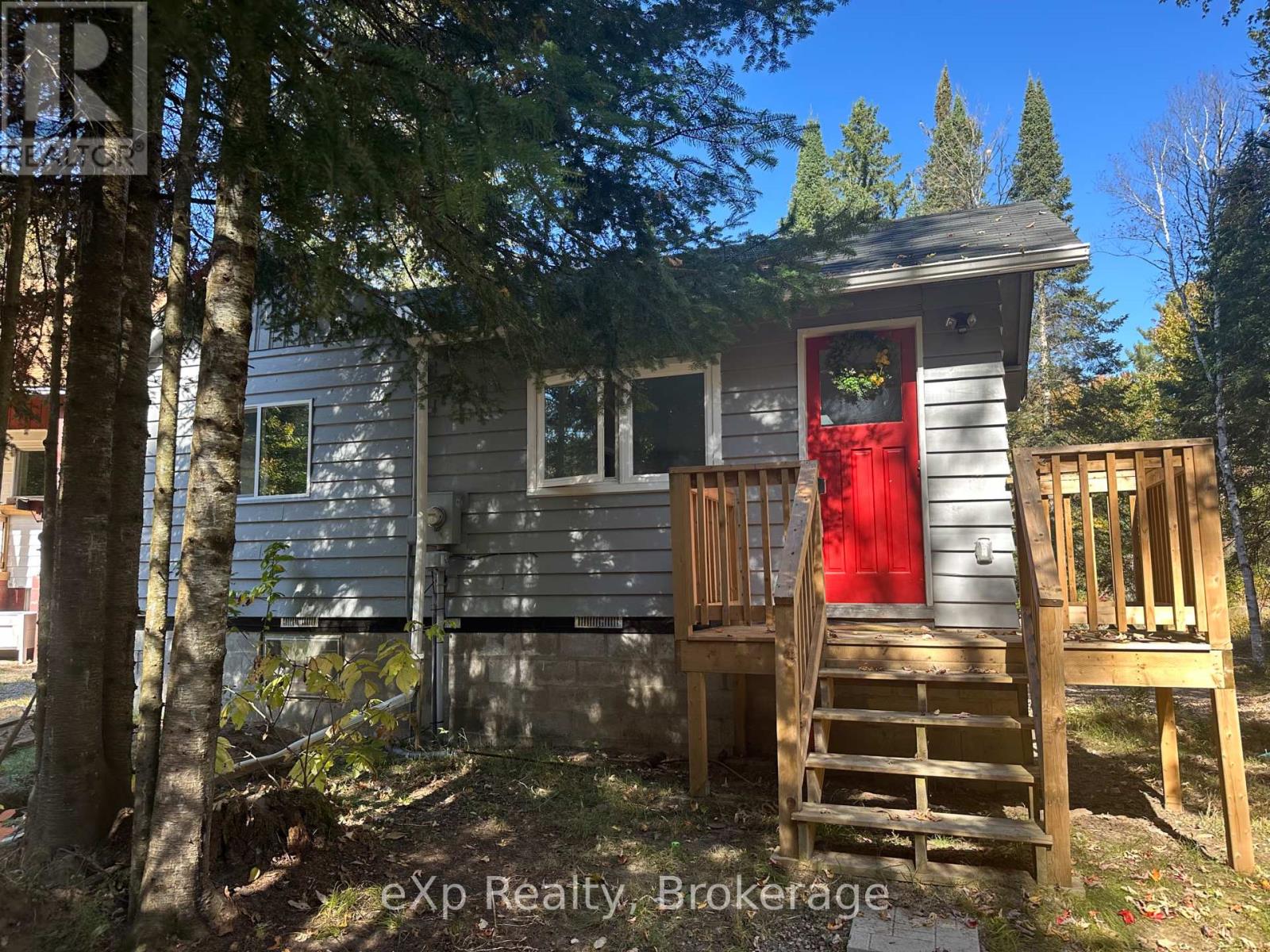 61 Robert Road W, Huntsville, Ontario  P1H 1L4 - Photo 3 - X12443364