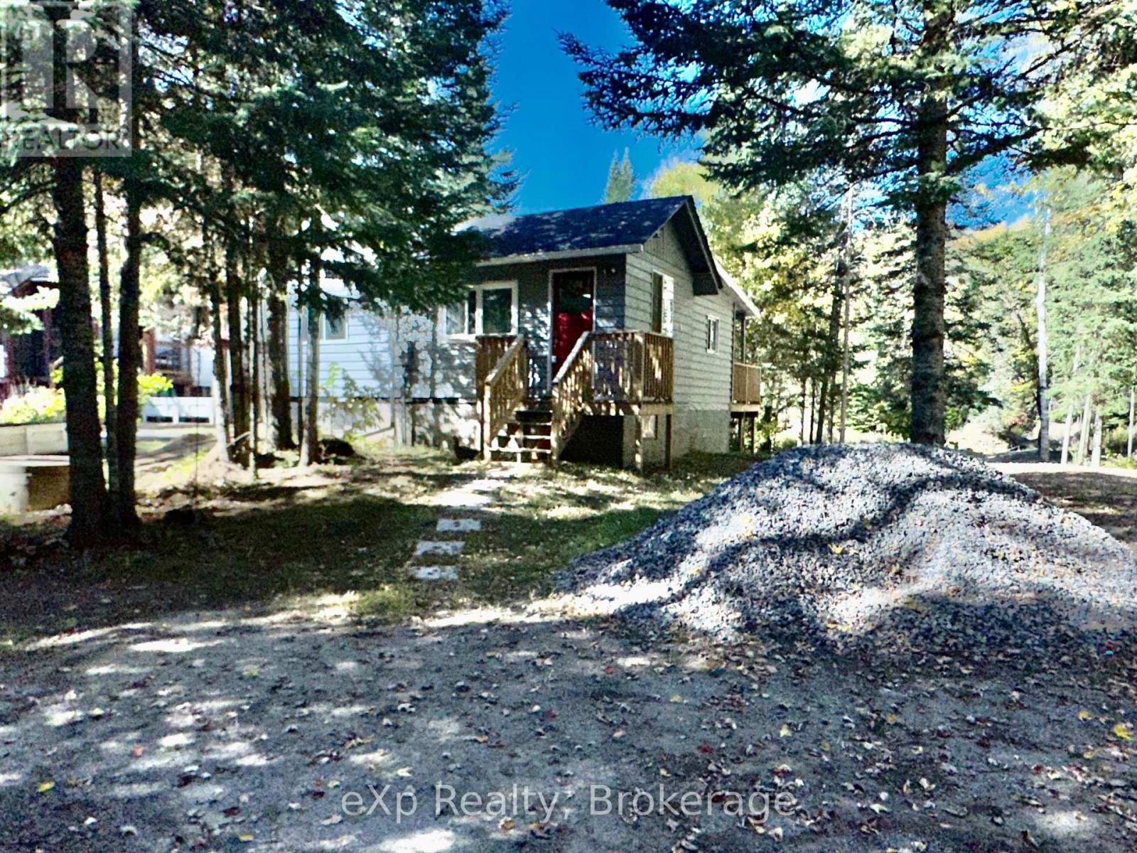 61 Robert Road W, Huntsville, Ontario  P1H 1L4 - Photo 9 - X12443364