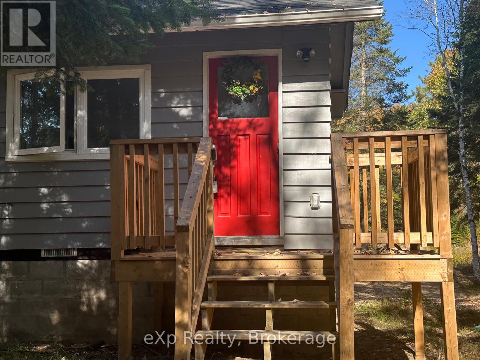 61 Robert Road W, Huntsville, Ontario  P1H 1L4 - Photo 2 - X12443364