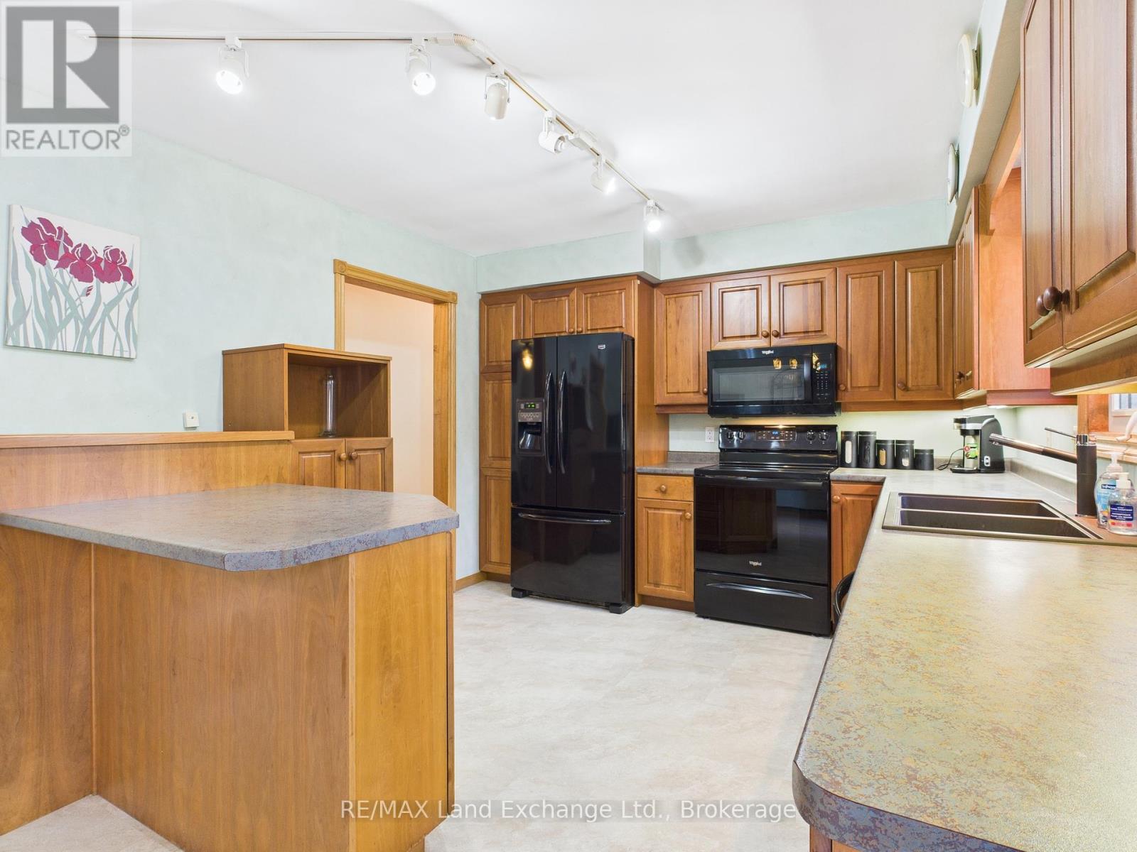 211 Nelson Street, Kincardine, Ontario  N2Z 1C5 - Photo 10 - X12443729