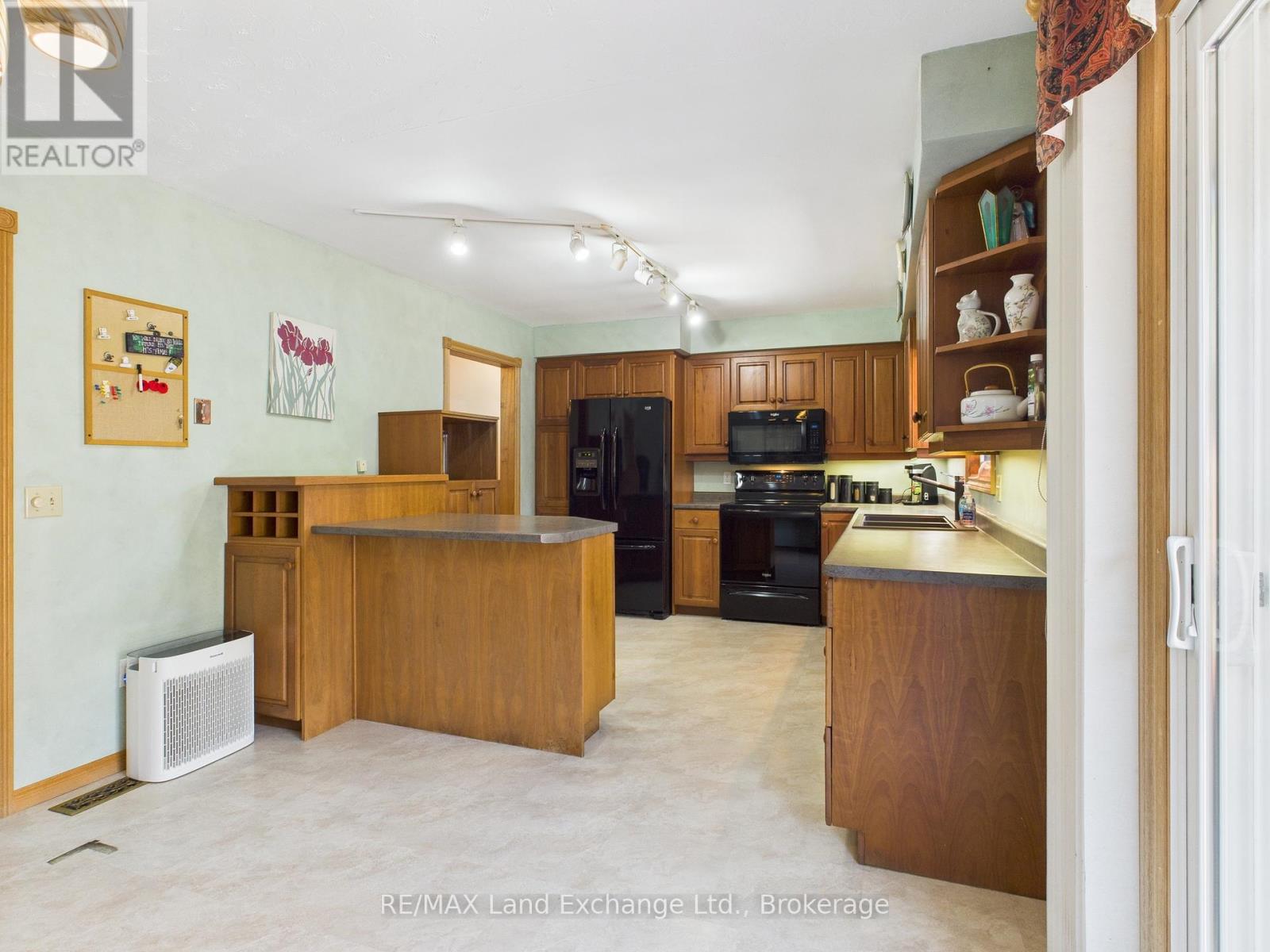 211 Nelson Street, Kincardine, Ontario  N2Z 1C5 - Photo 8 - X12443729