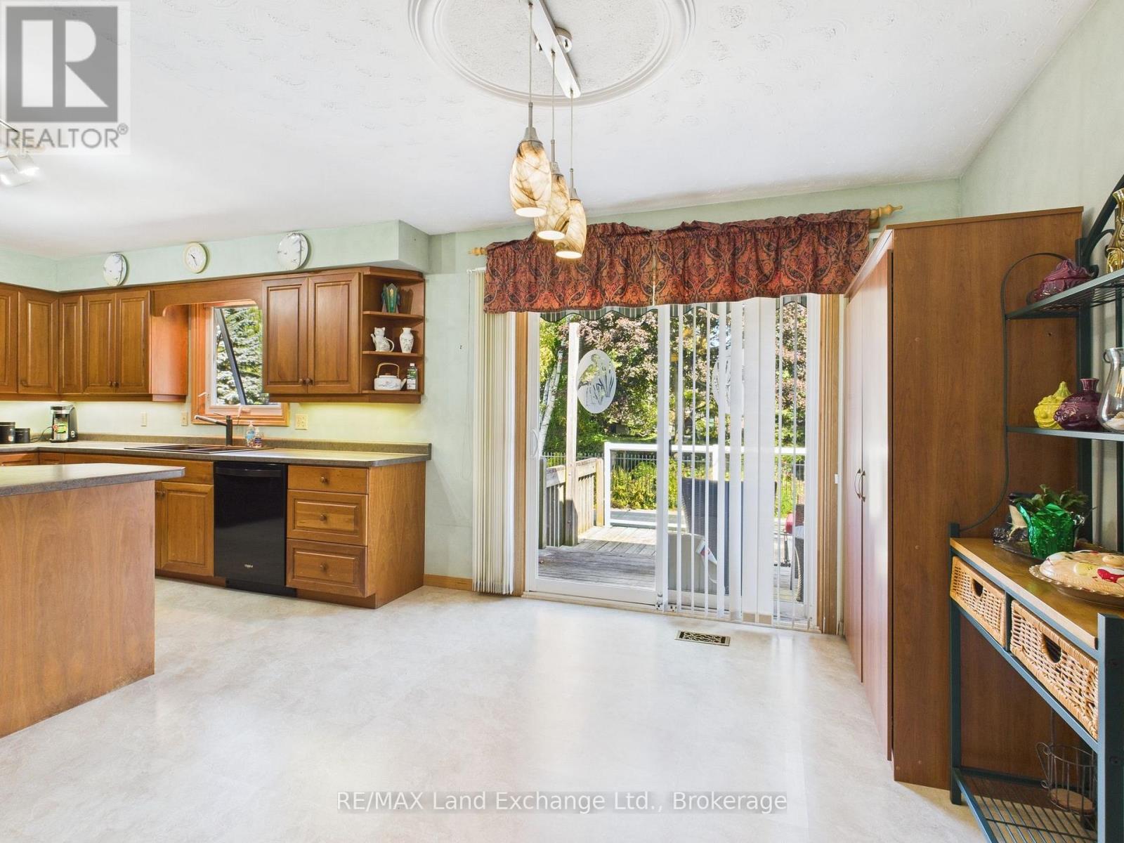 211 Nelson Street, Kincardine, Ontario  N2Z 1C5 - Photo 7 - X12443729