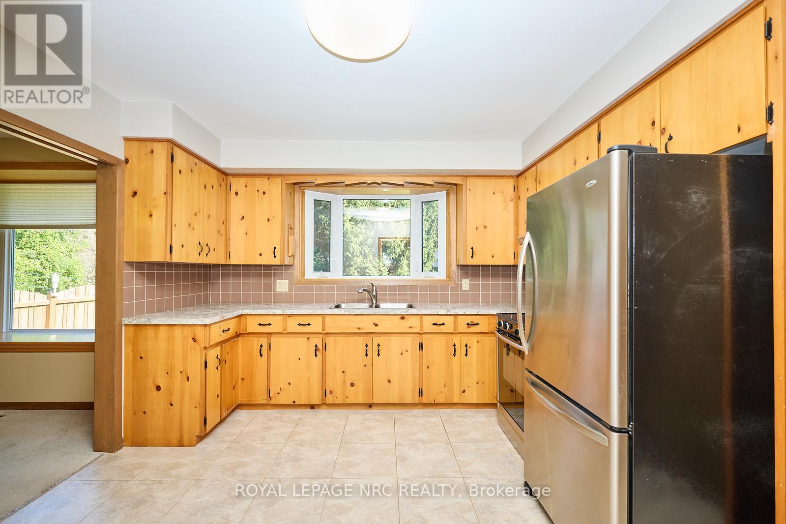 8 La Salle Drive, St. Catharines, Ontario  L2M 2E4 - Photo 18 - X12443703