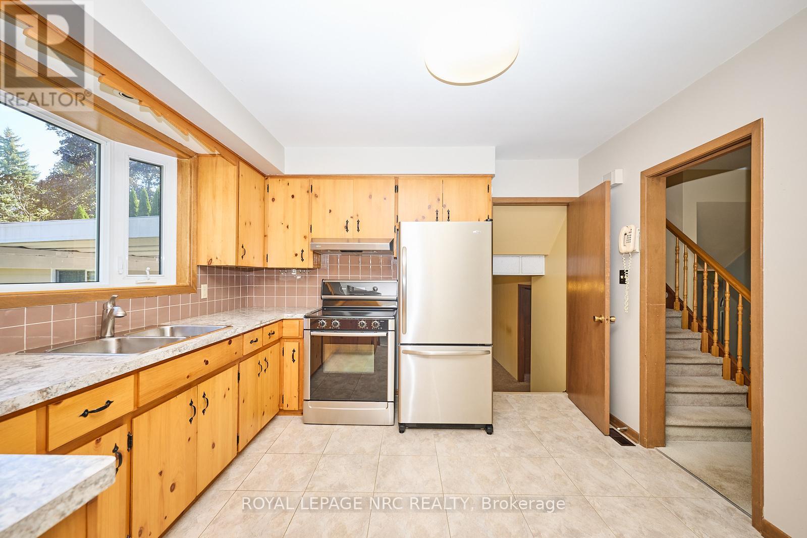 8 La Salle Drive, St. Catharines, Ontario  L2M 2E4 - Photo 20 - X12443703