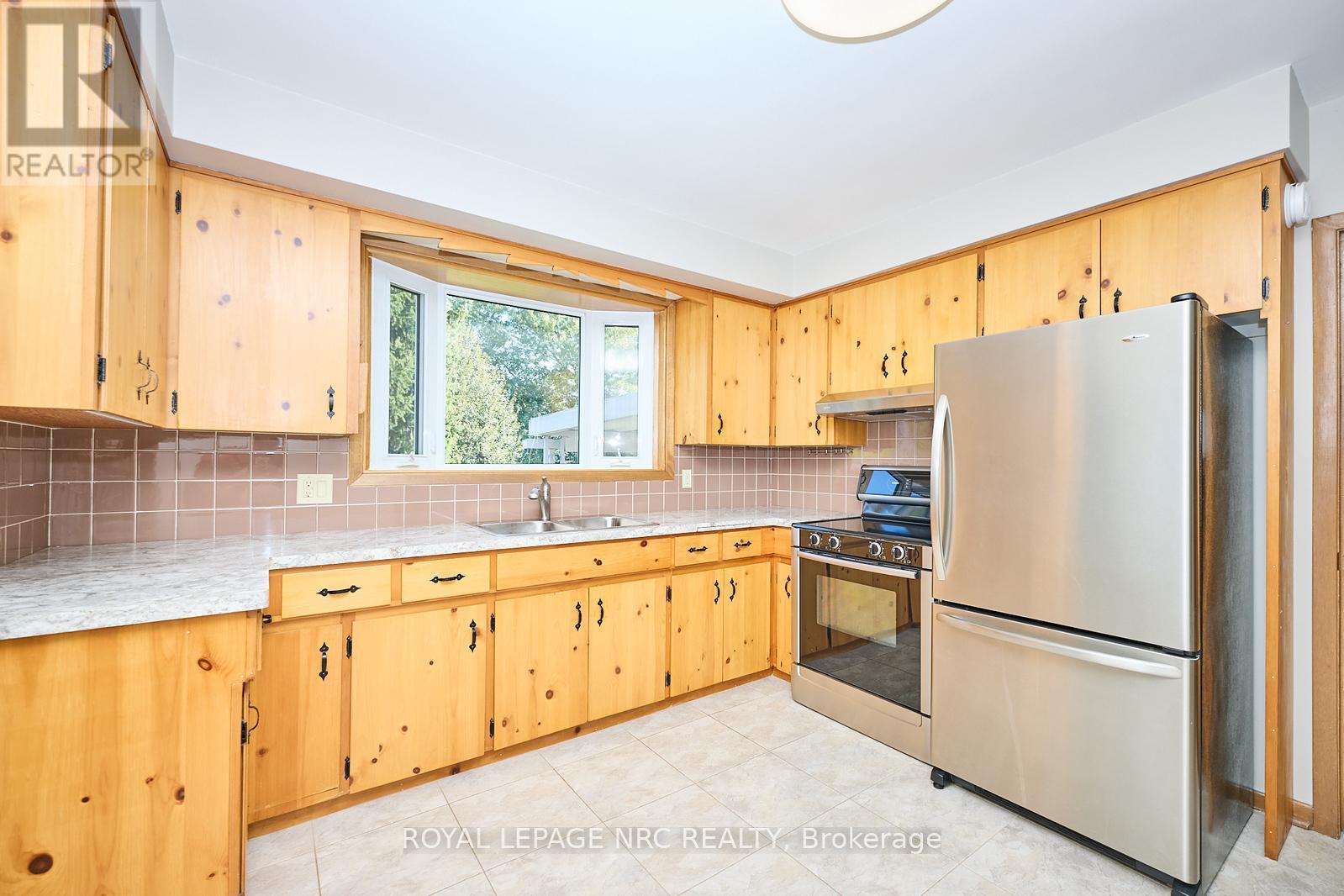 8 La Salle Drive, St. Catharines, Ontario  L2M 2E4 - Photo 19 - X12443703