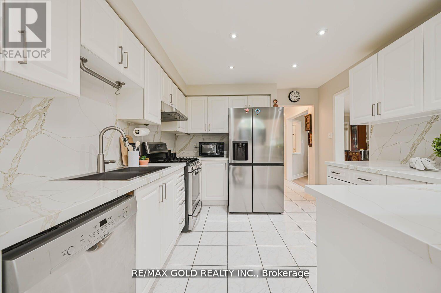 44 Ribbon Drive, Brampton, Ontario  L6R 2C5 - Photo 10 - W12443670