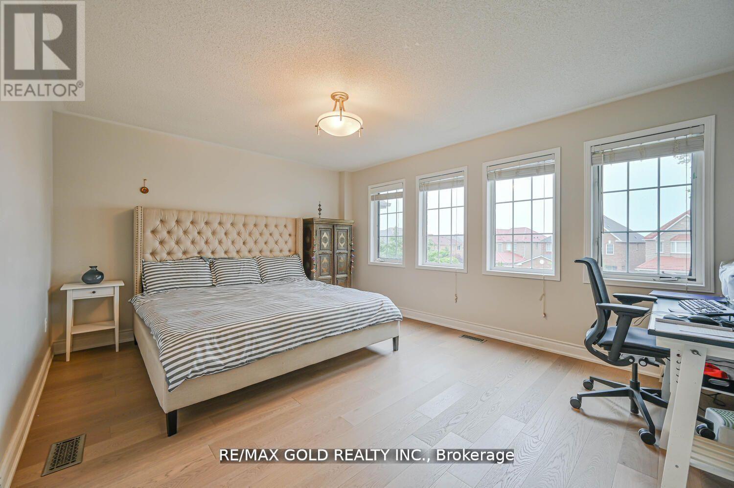 44 Ribbon Drive, Brampton, Ontario  L6R 2C5 - Photo 19 - W12443670