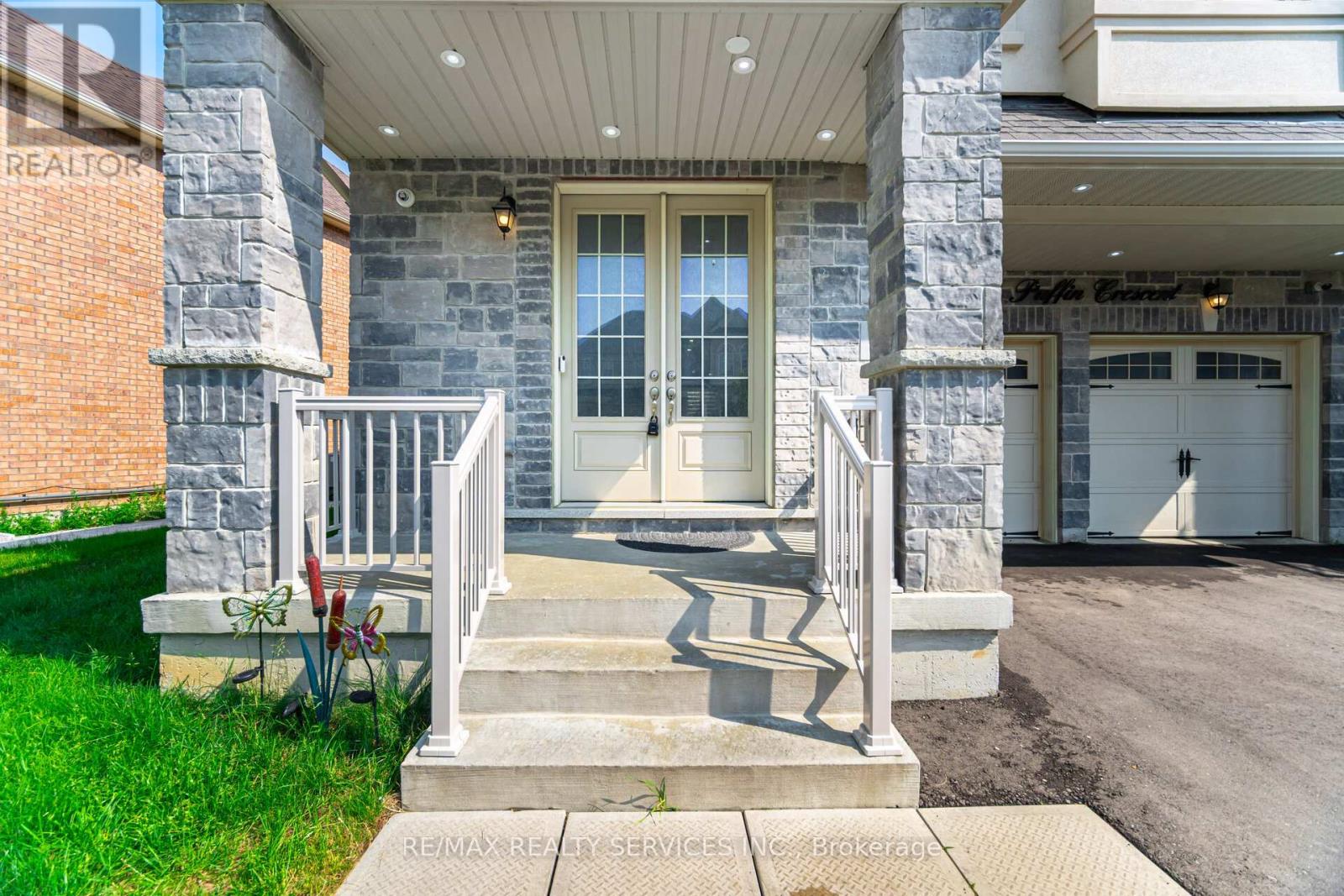 49 Puffin Crescent, Brampton, Ontario  L6R 4C3 - Photo 3 - W12443671