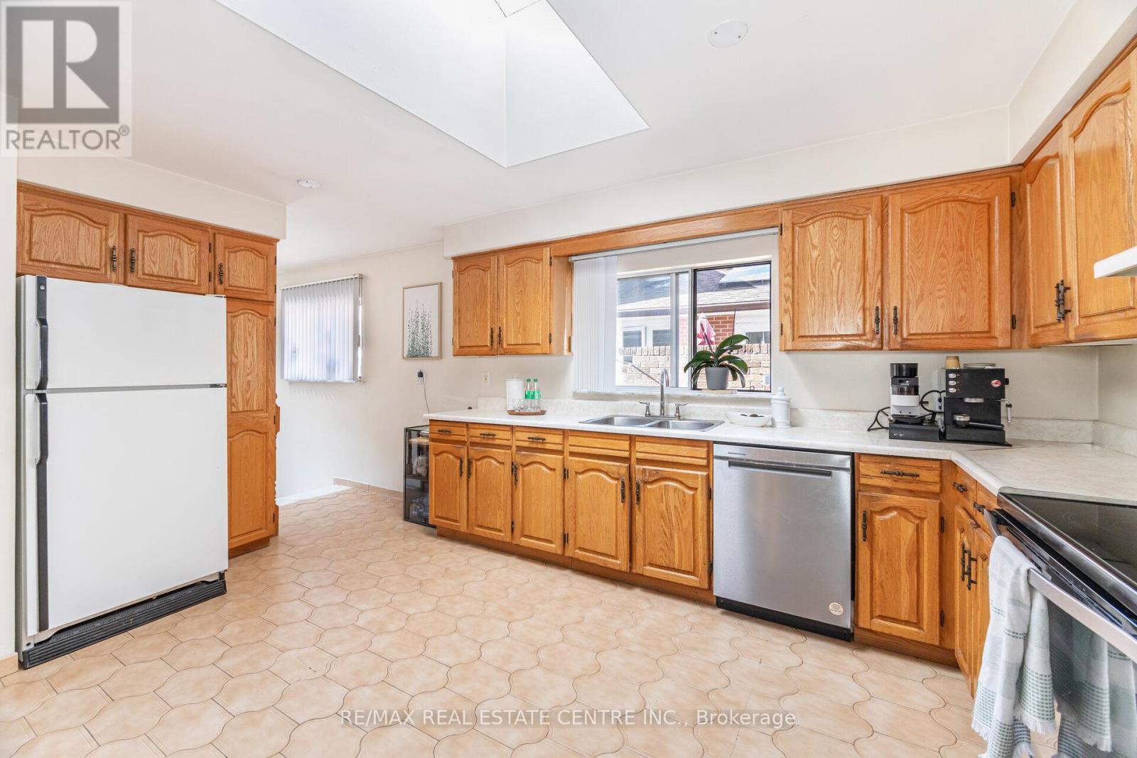 2108 Islington Avenue, Toronto, Ontario  M9P 3N9 - Photo 14 - W12443724