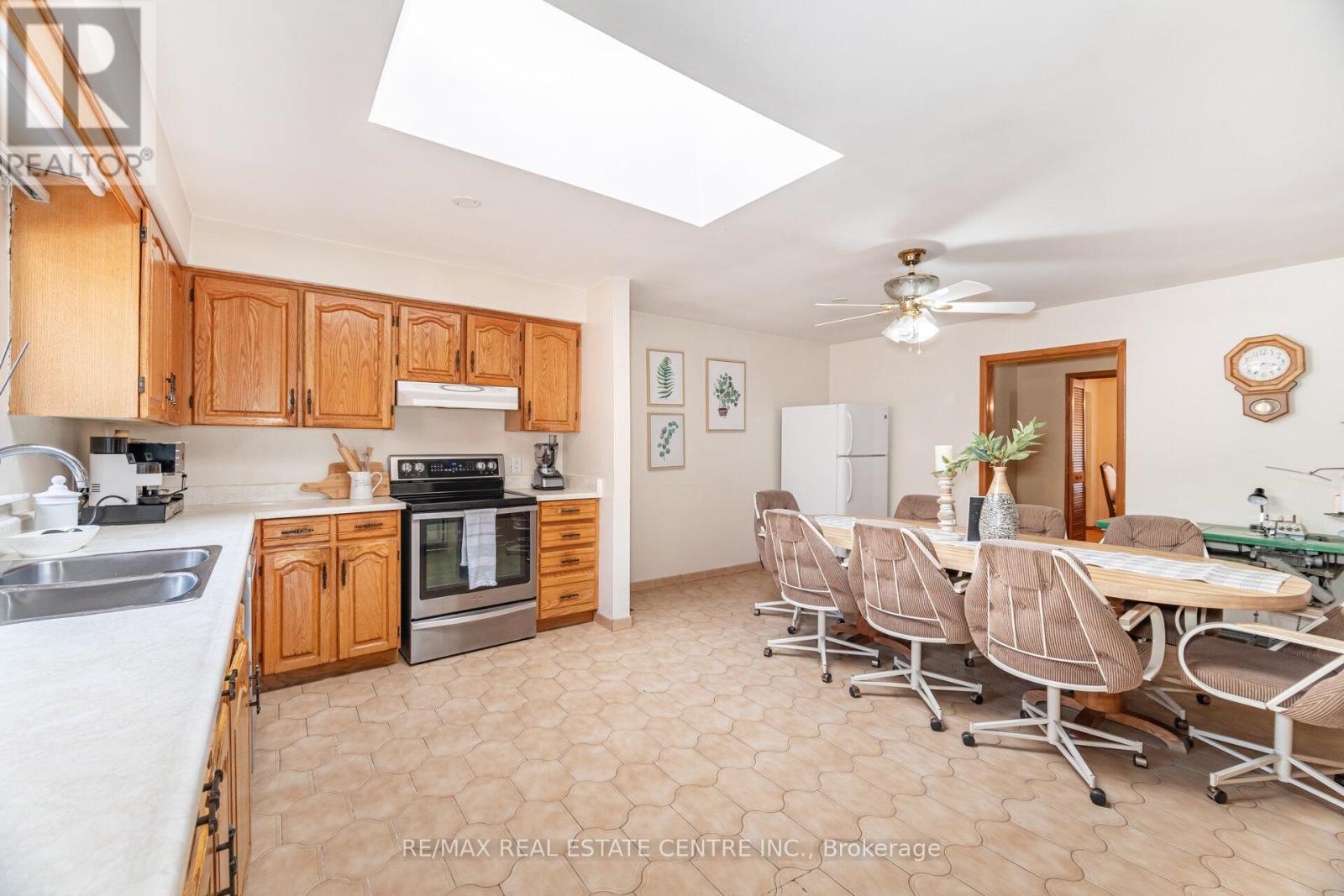 2108 Islington Avenue, Toronto, Ontario  M9P 3N9 - Photo 15 - W12443724