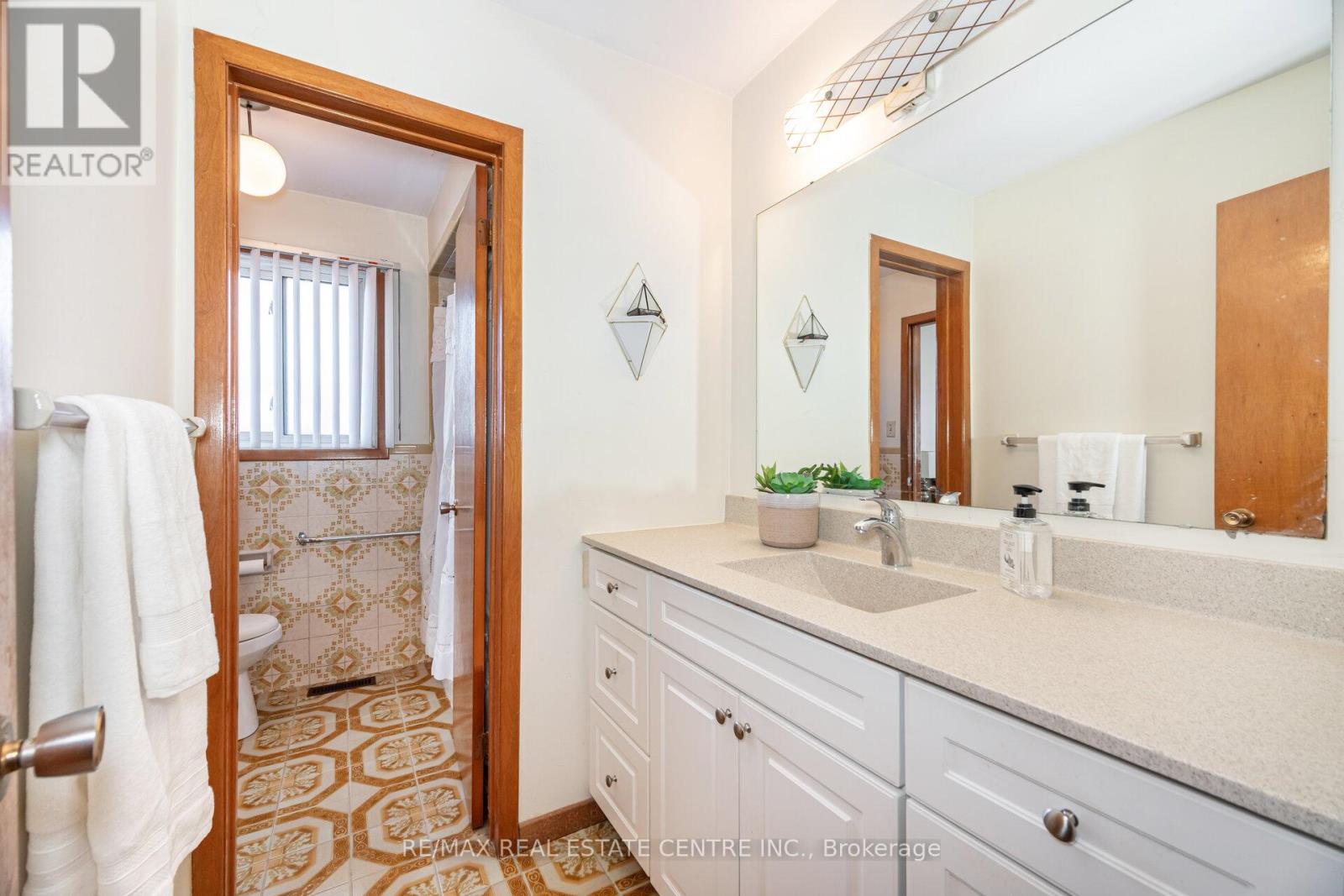 2108 Islington Avenue, Toronto, Ontario  M9P 3N9 - Photo 22 - W12443724