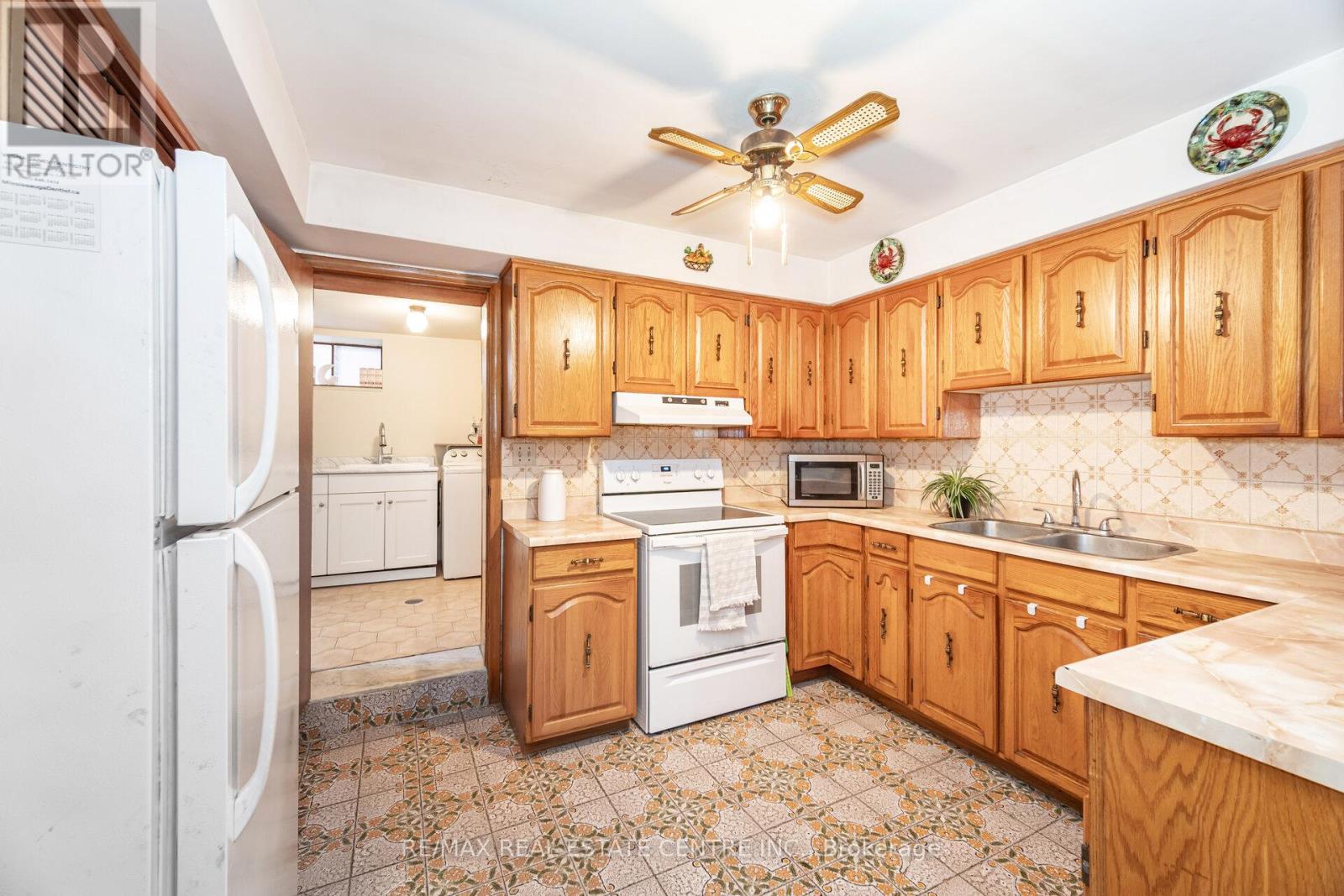 2108 Islington Avenue, Toronto, Ontario  M9P 3N9 - Photo 44 - W12443724