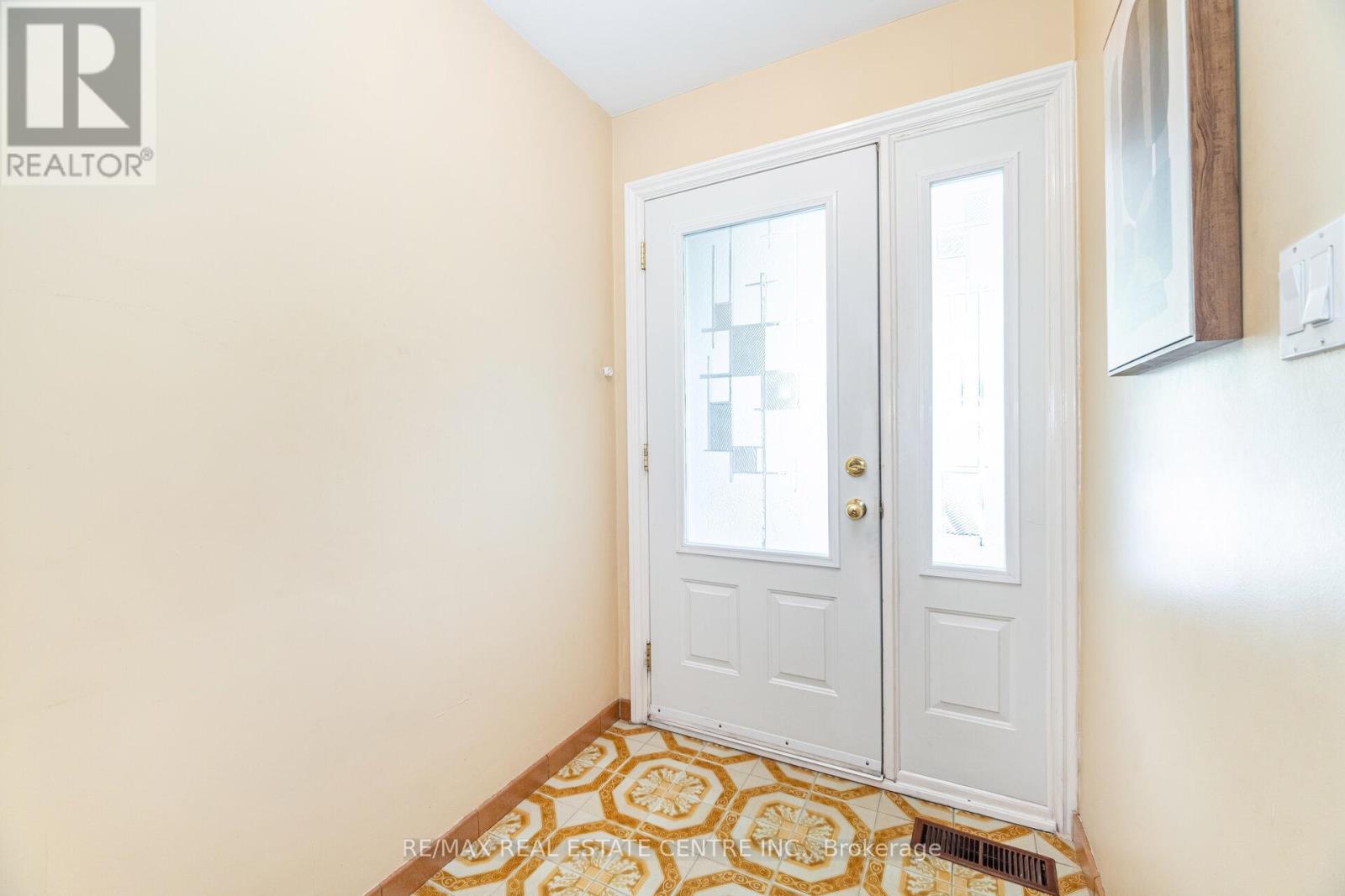 2108 Islington Avenue, Toronto, Ontario  M9P 3N9 - Photo 6 - W12443724