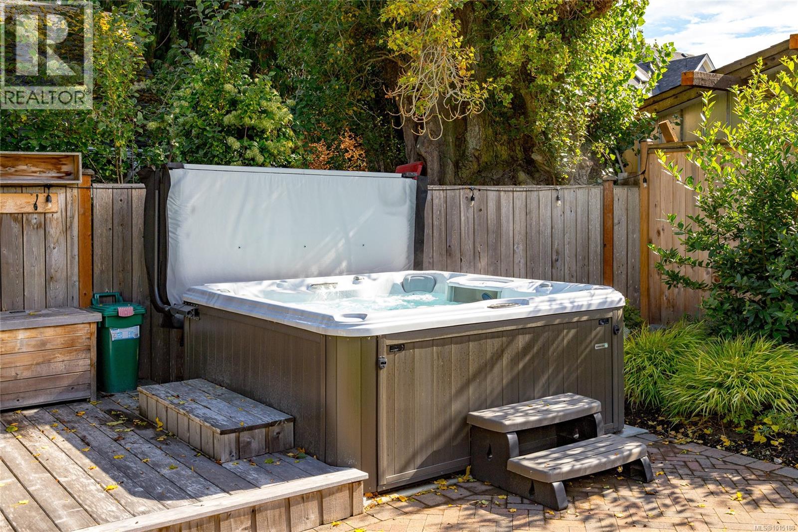 1347 Vining St, Victoria, British Columbia  V8R 1P5 - Photo 69 - 1015188