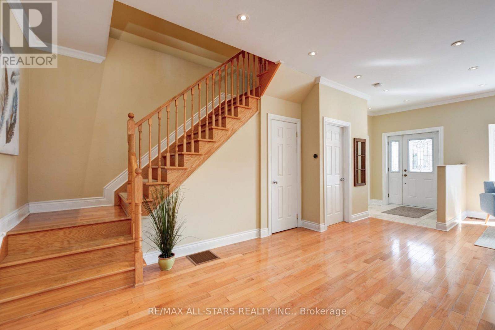 32 Barker Avenue, Toronto (Danforth Village-East York), Ontario  M4C 2N3 - Photo 9 - E12443648