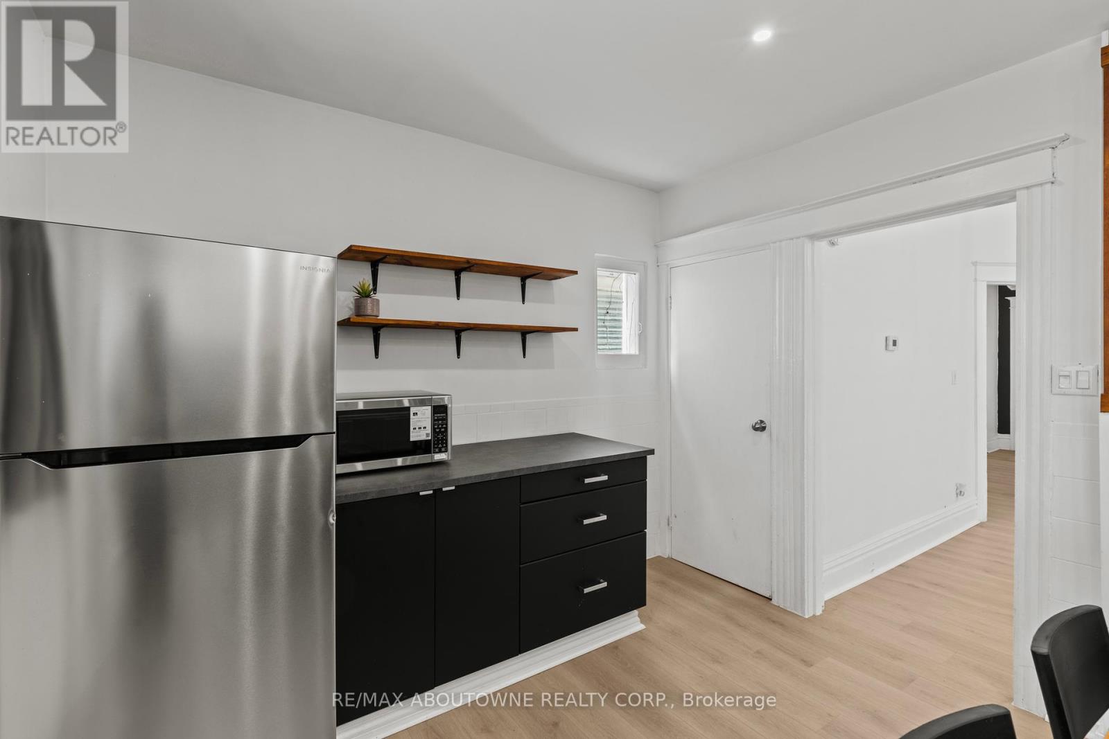 26 Rosemont Avenue, Hamilton, Ontario  L8L 2M3 - Photo 11 - X12443684