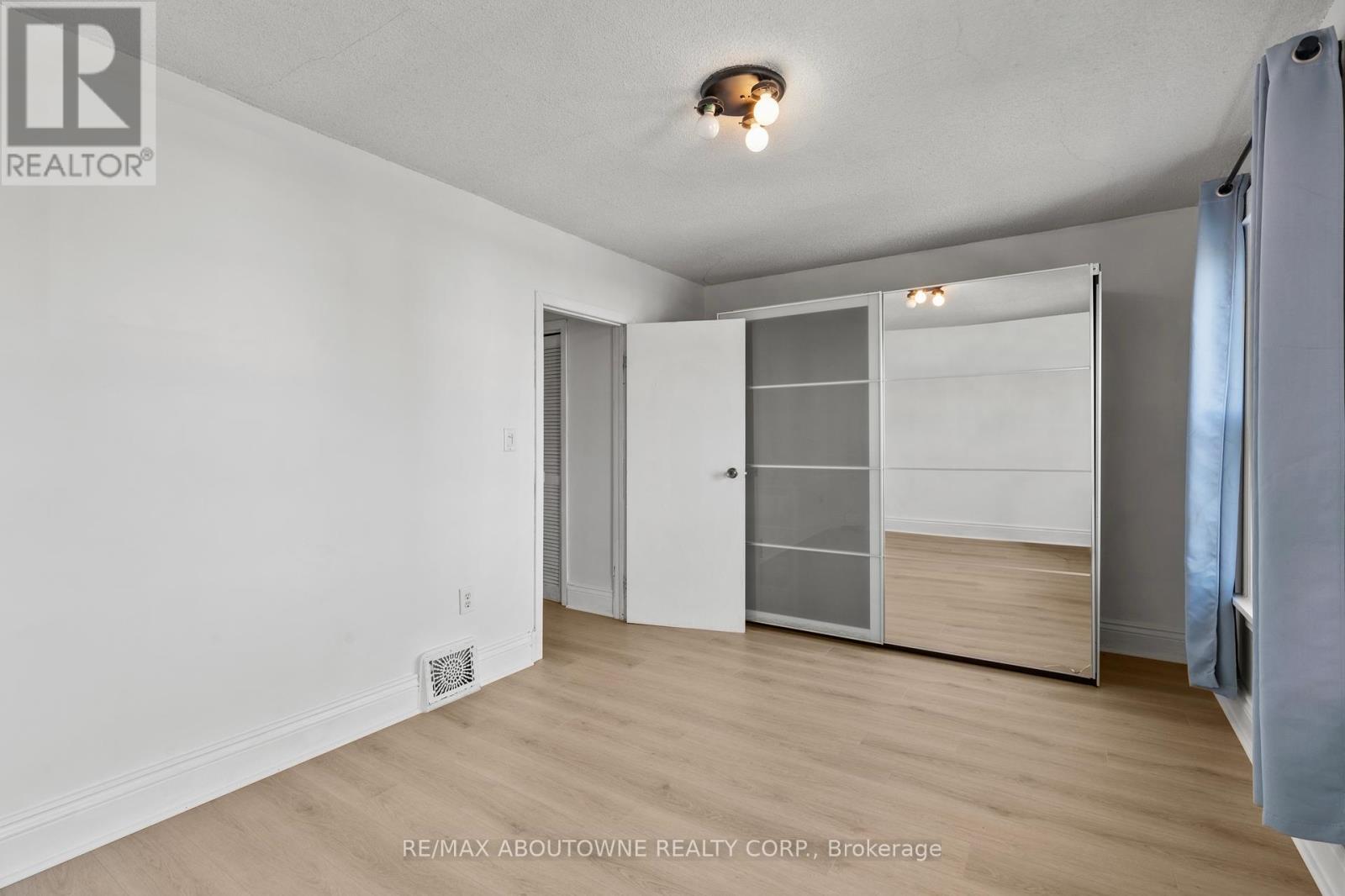26 Rosemont Avenue, Hamilton, Ontario  L8L 2M3 - Photo 14 - X12443684