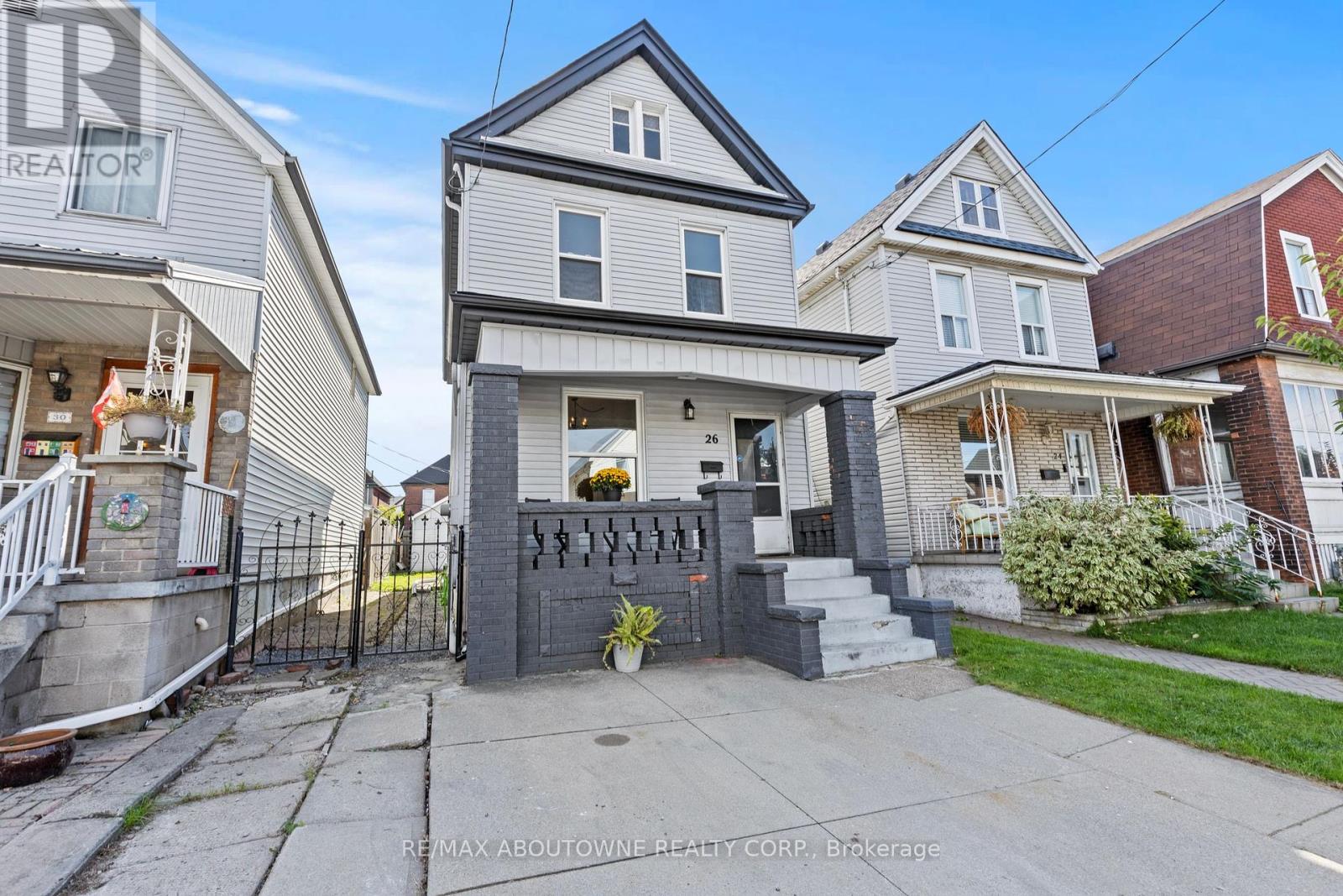 26 Rosemont Avenue, Hamilton, Ontario  L8L 2M3 - Photo 2 - X12443684