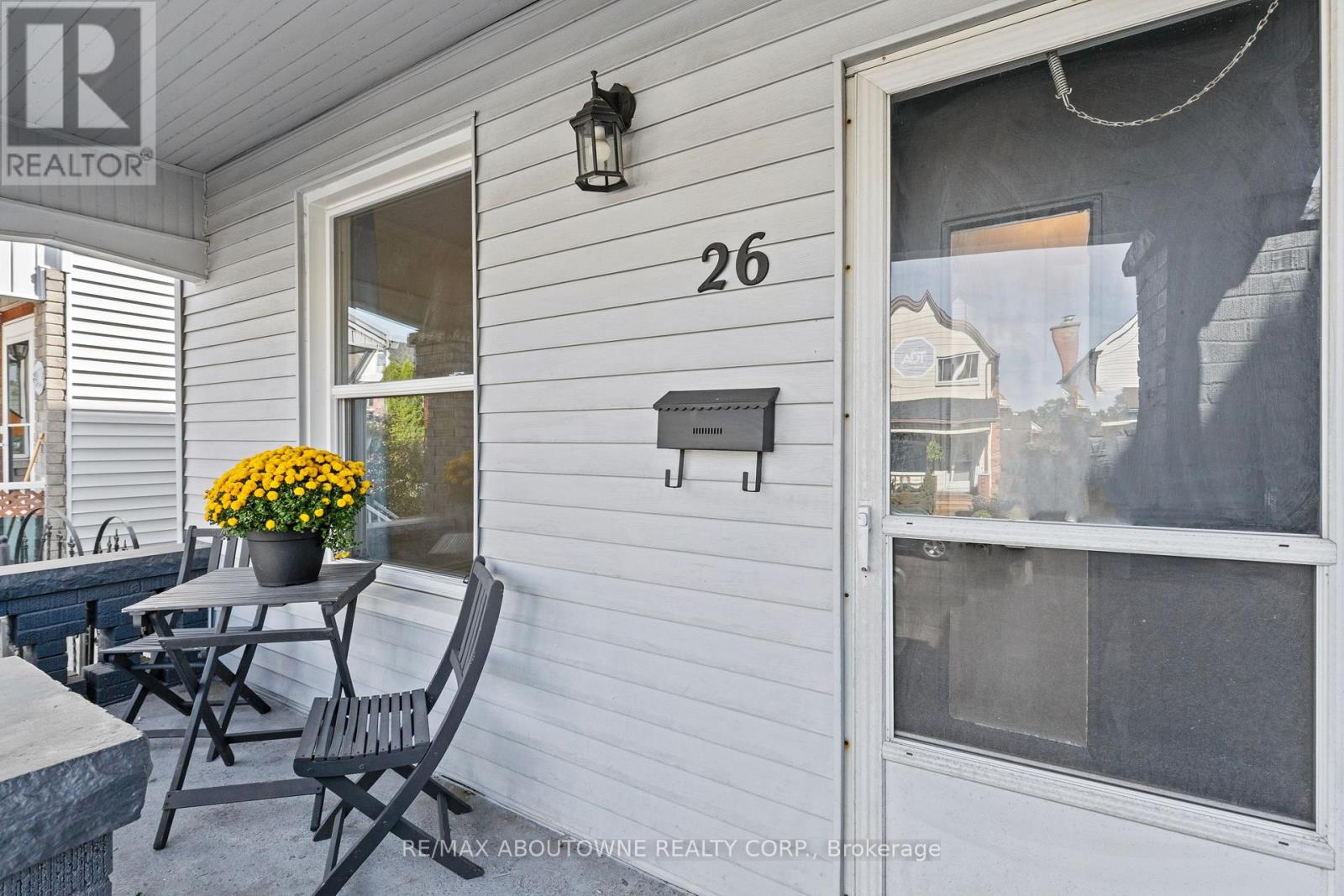 26 Rosemont Avenue, Hamilton, Ontario  L8L 2M3 - Photo 3 - X12443684