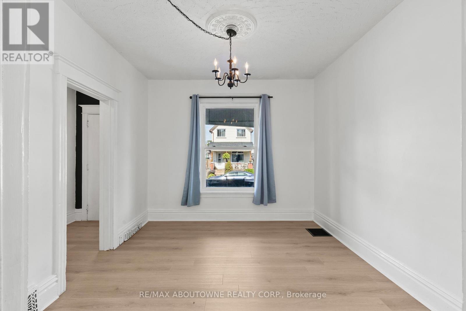 26 Rosemont Avenue, Hamilton, Ontario  L8L 2M3 - Photo 6 - X12443684