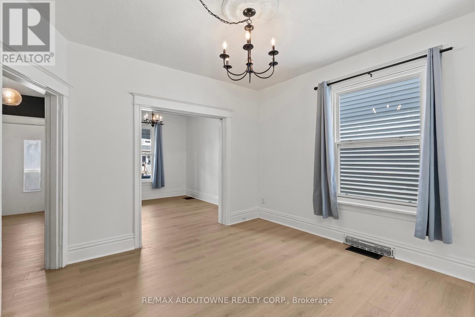26 Rosemont Avenue, Hamilton, Ontario  L8L 2M3 - Photo 8 - X12443684