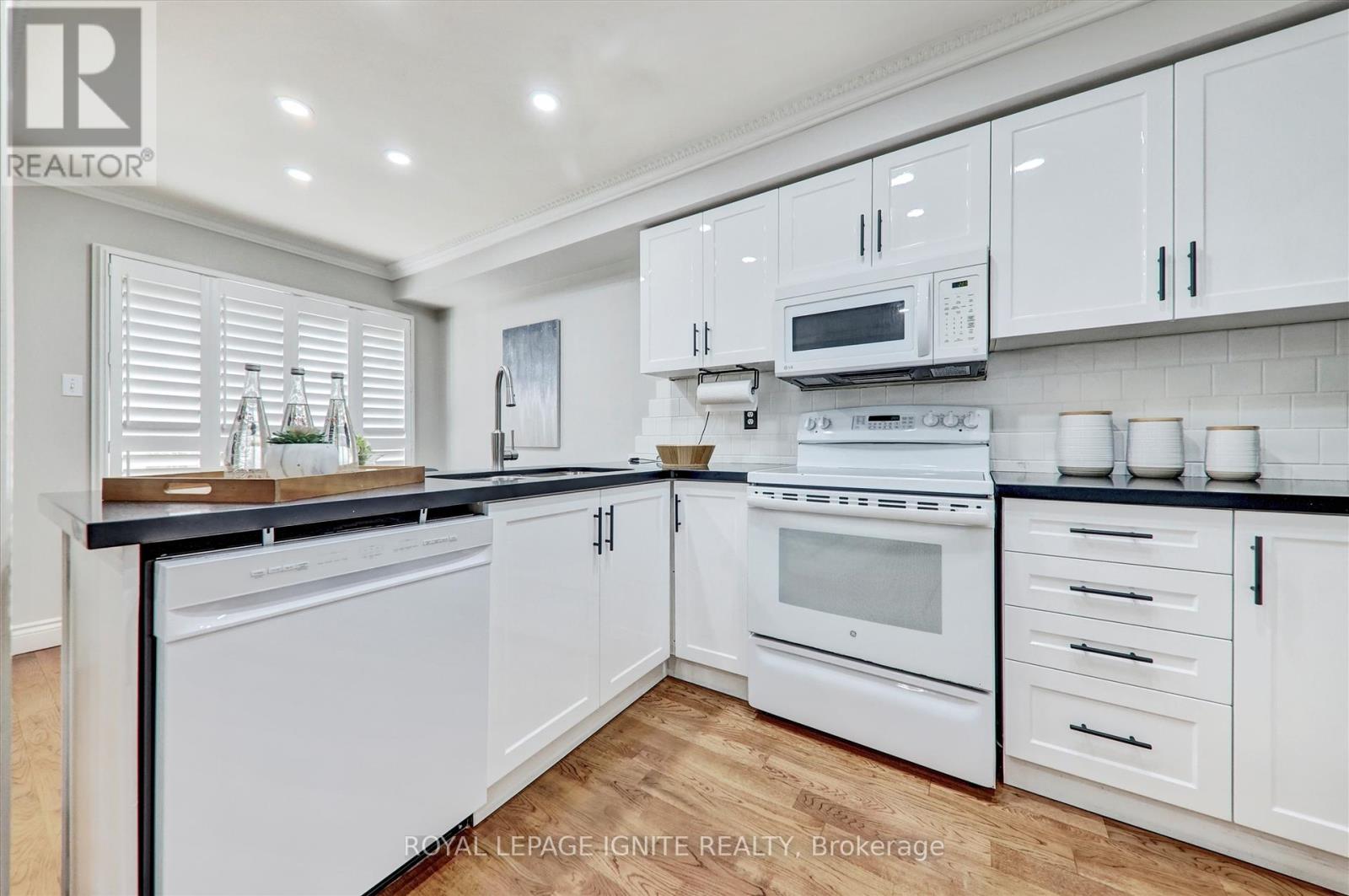 3929 Milkwood Crescent, Mississauga, Ontario  L5N 8H2 - Photo 6 - W12443302