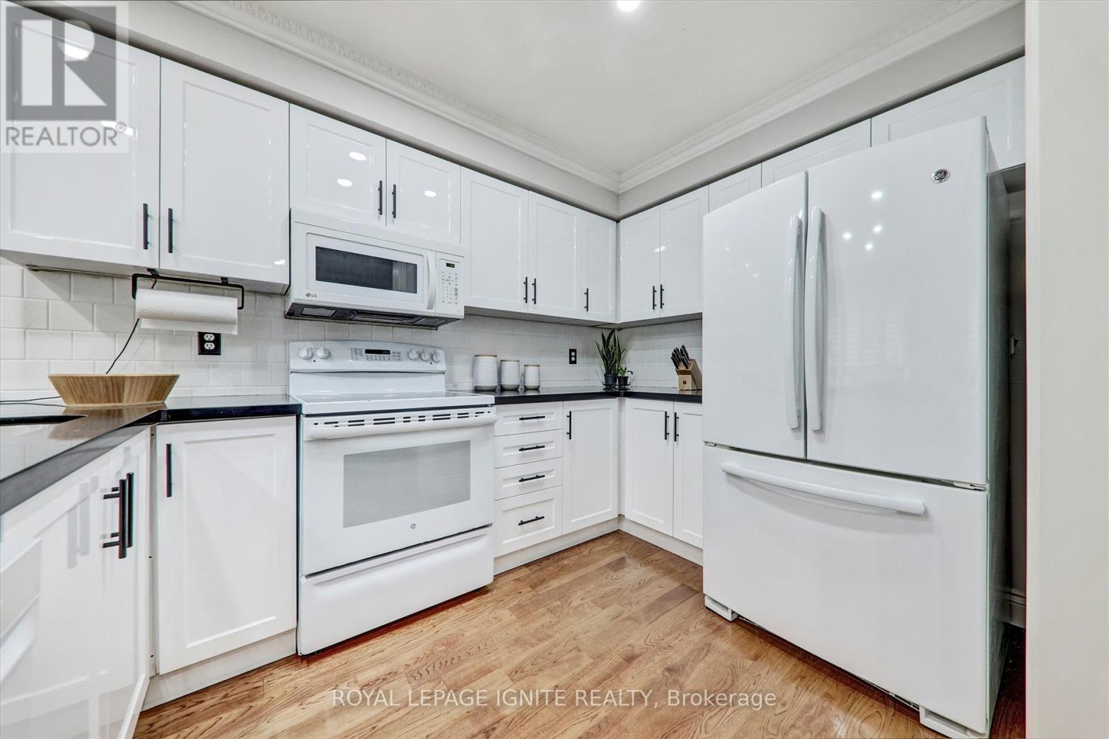 3929 Milkwood Crescent, Mississauga, Ontario  L5N 8H2 - Photo 5 - W12443302