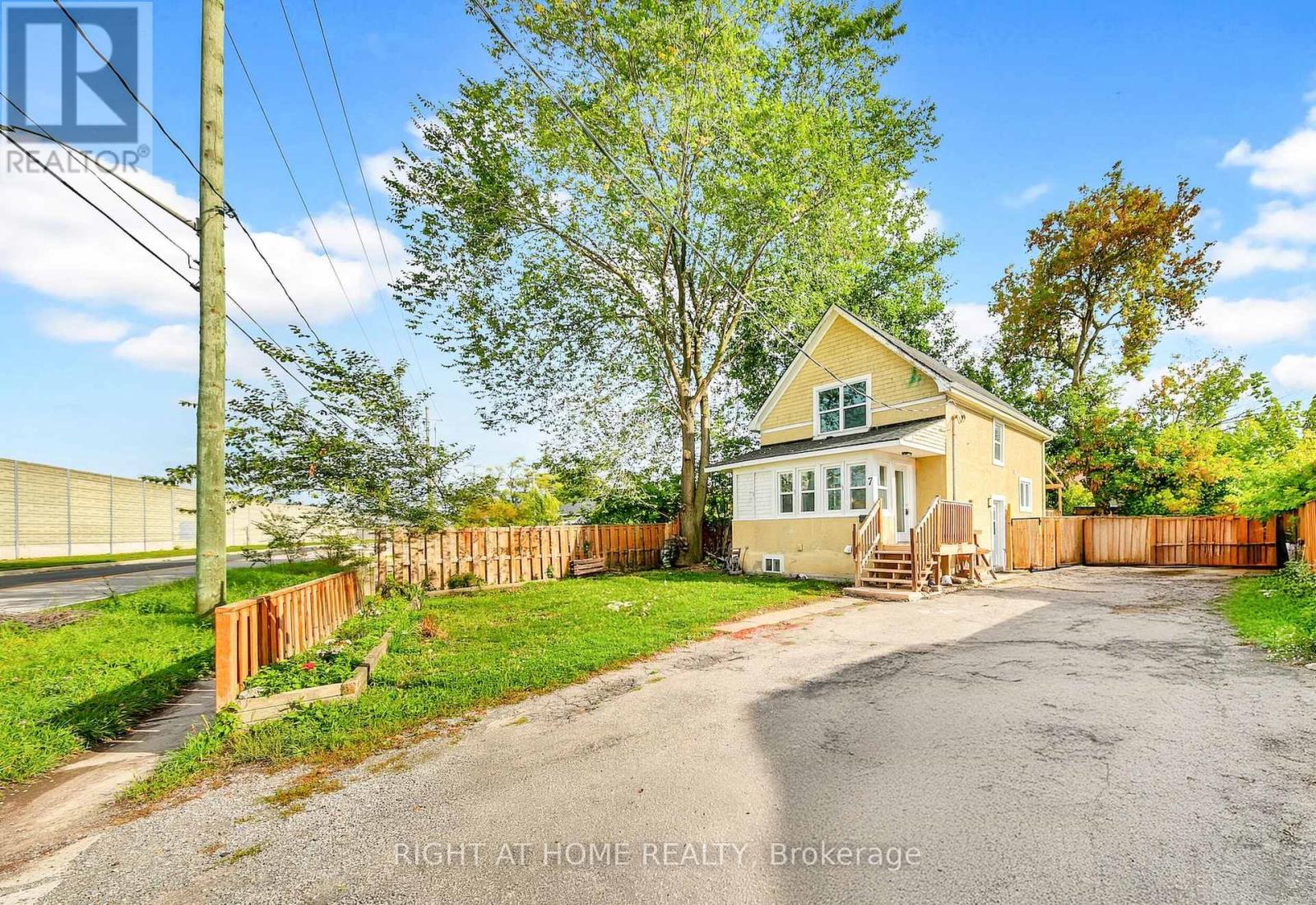 7 Maywood Avenue, St. Catharines, Ontario  L2R 1C4 - Photo 1 - X12433188