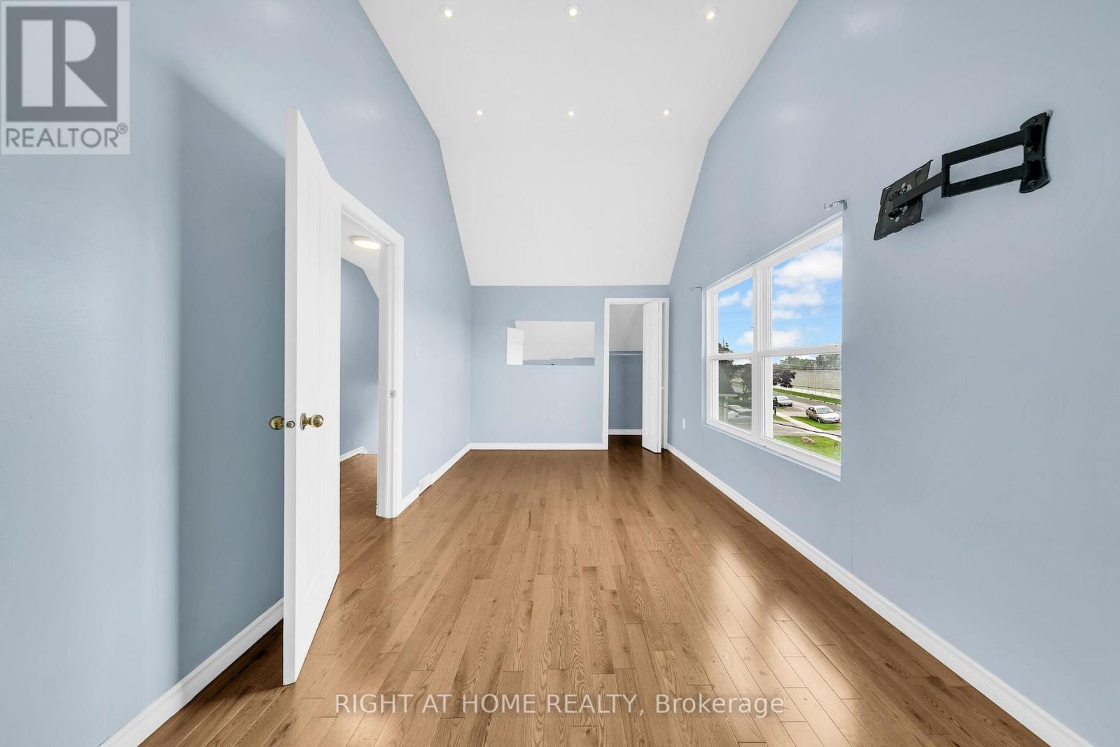 7 Maywood Avenue, St. Catharines, Ontario  L2R 1C4 - Photo 24 - X12433188
