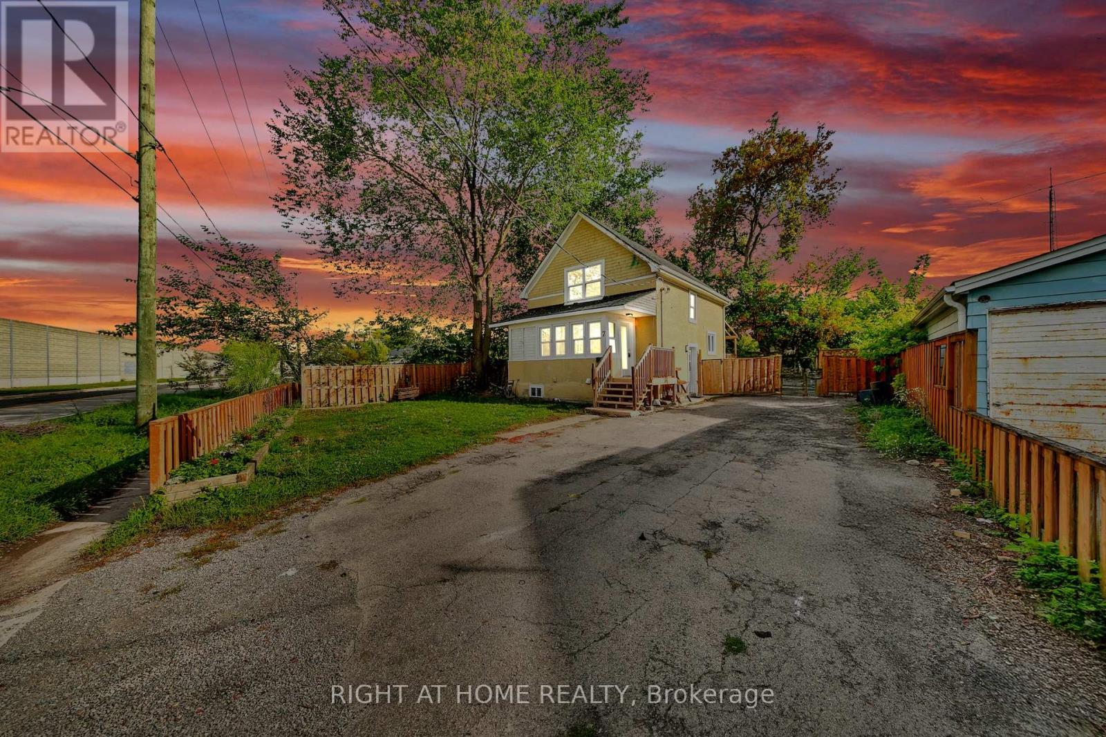 7 Maywood Avenue, St. Catharines, Ontario  L2R 1C4 - Photo 39 - X12433188