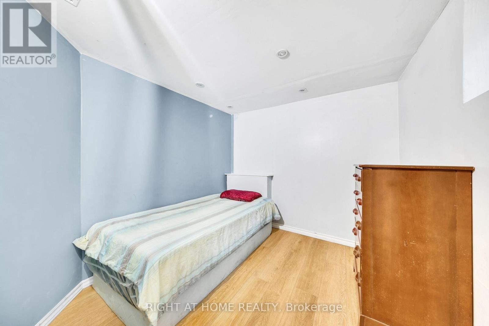 7 Maywood Avenue, St. Catharines, Ontario  L2R 1C4 - Photo 35 - X12433188
