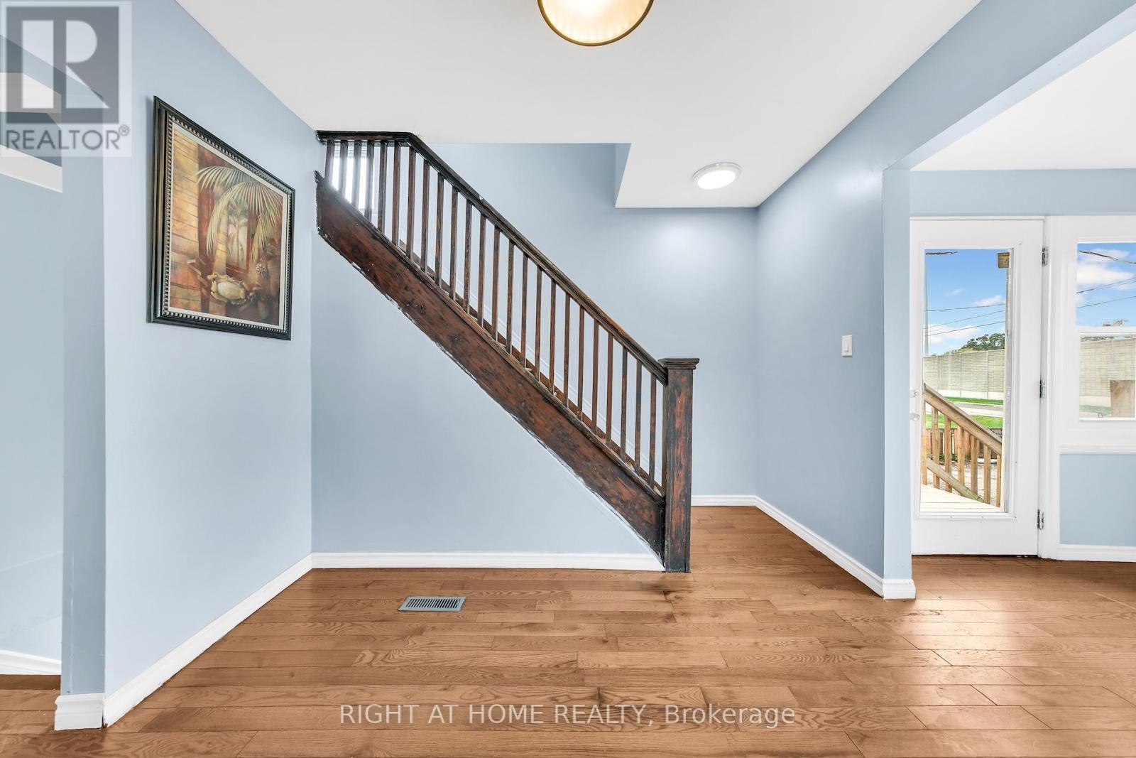 7 Maywood Avenue, St. Catharines, Ontario  L2R 1C4 - Photo 4 - X12433188