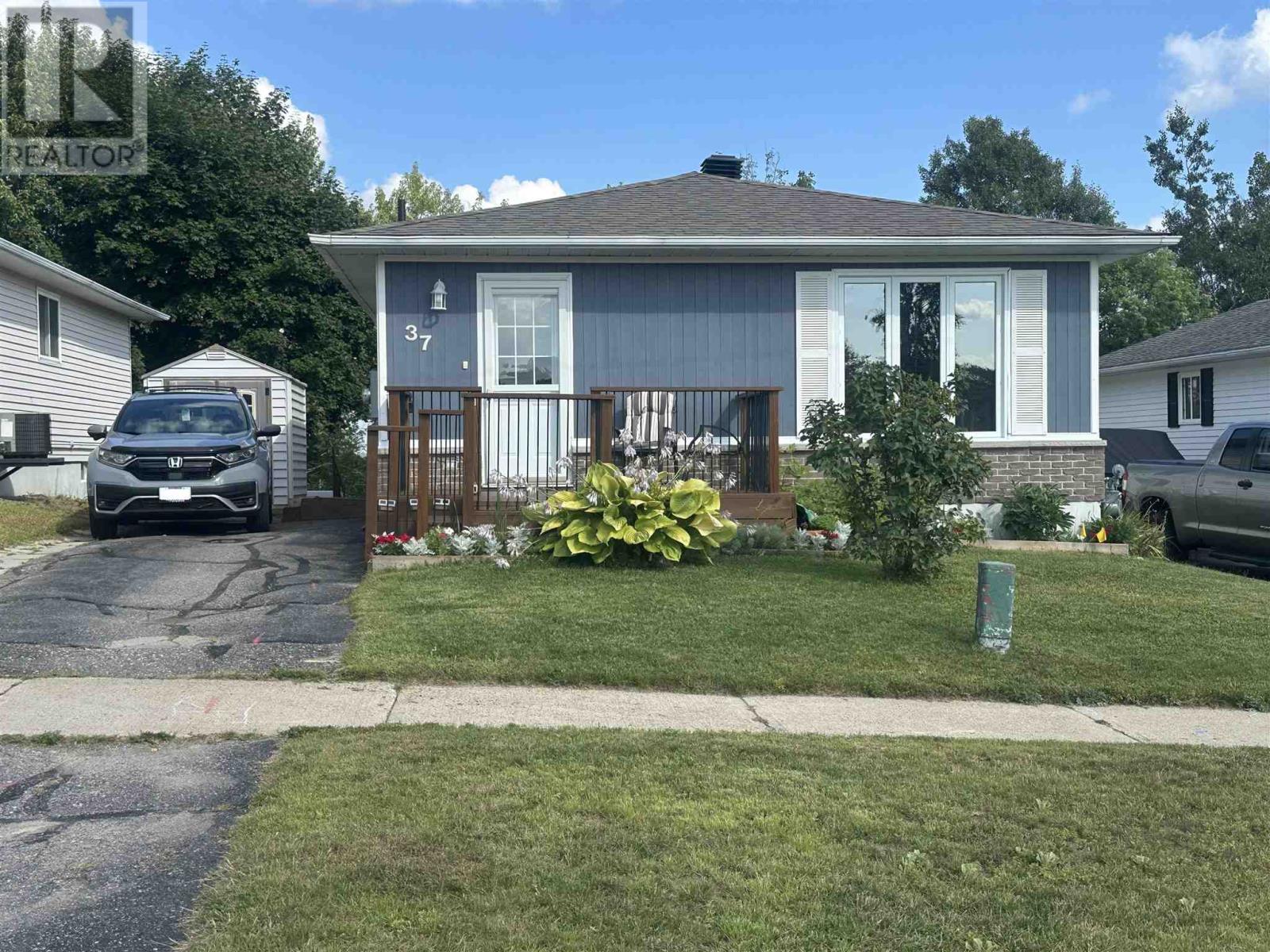 37 Ste. Camillus Cres, Elliot Lake, Ontario  P5A 3J8 - Photo 1 - SM252263