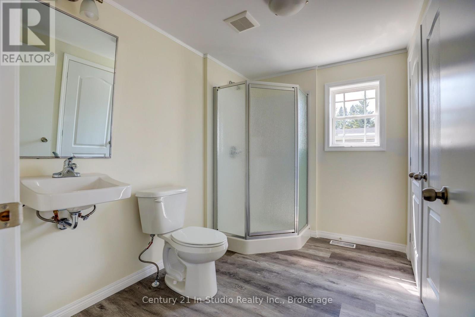 8 Sussex Square, Georgian Bluffs, Ontario  N4K 5N5 - Photo 11 - X12443931