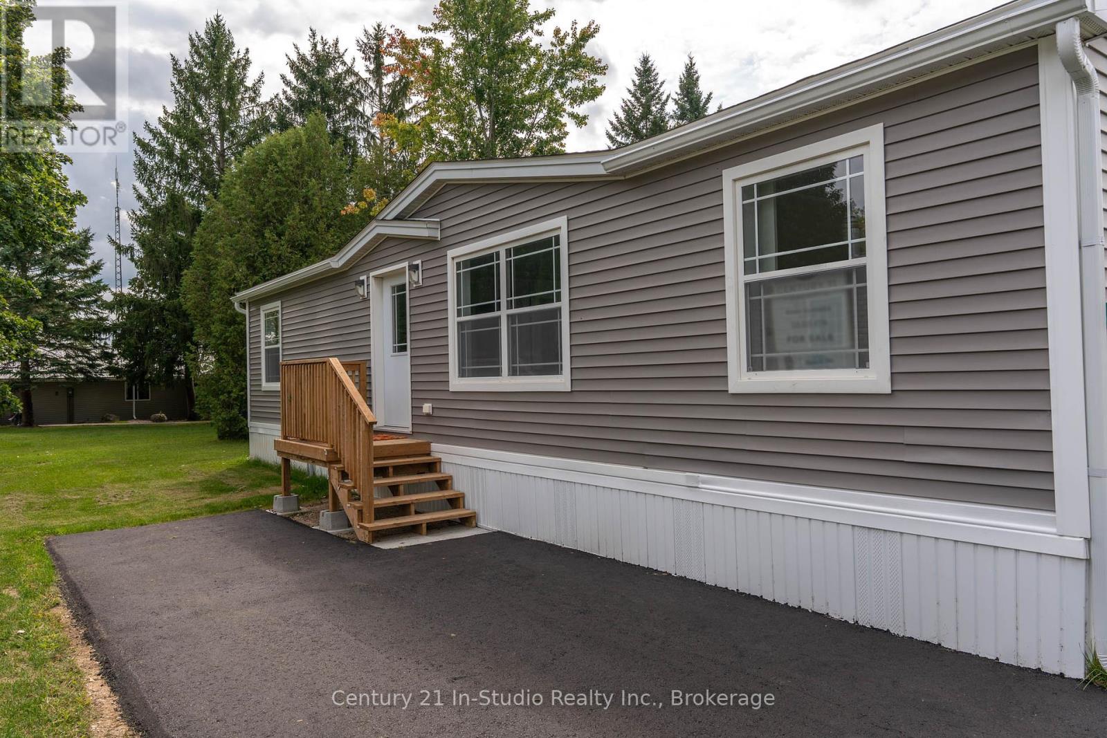 8 Sussex Square, Georgian Bluffs, Ontario  N4K 5N5 - Photo 3 - X12443931
