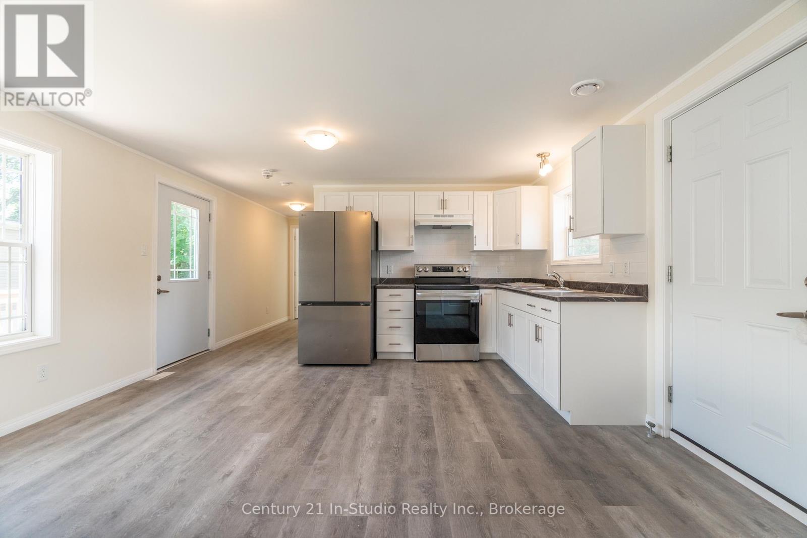 8 Sussex Square, Georgian Bluffs, Ontario  N4K 5N5 - Photo 5 - X12443931