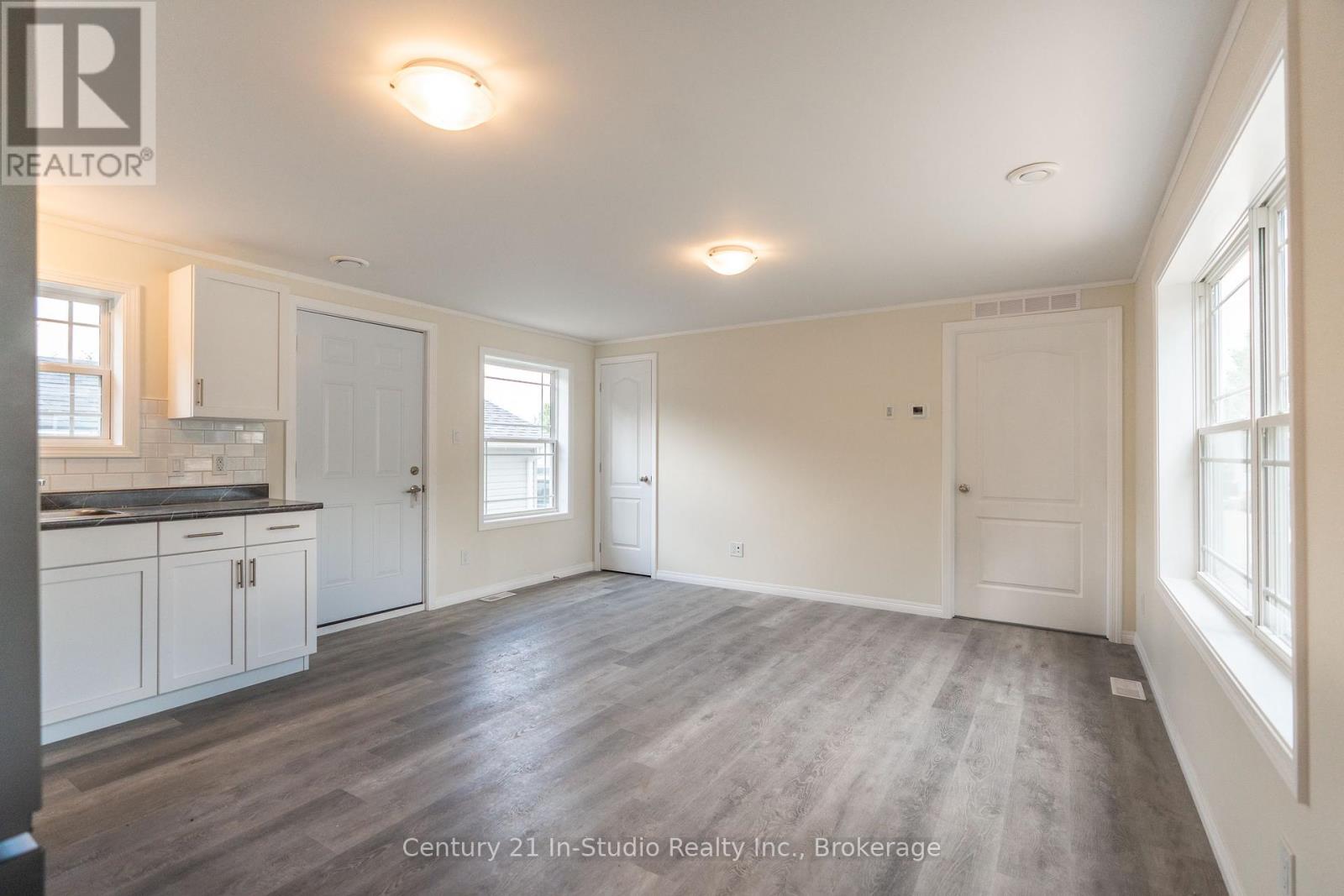 8 Sussex Square, Georgian Bluffs, Ontario  N4K 5N5 - Photo 7 - X12443931