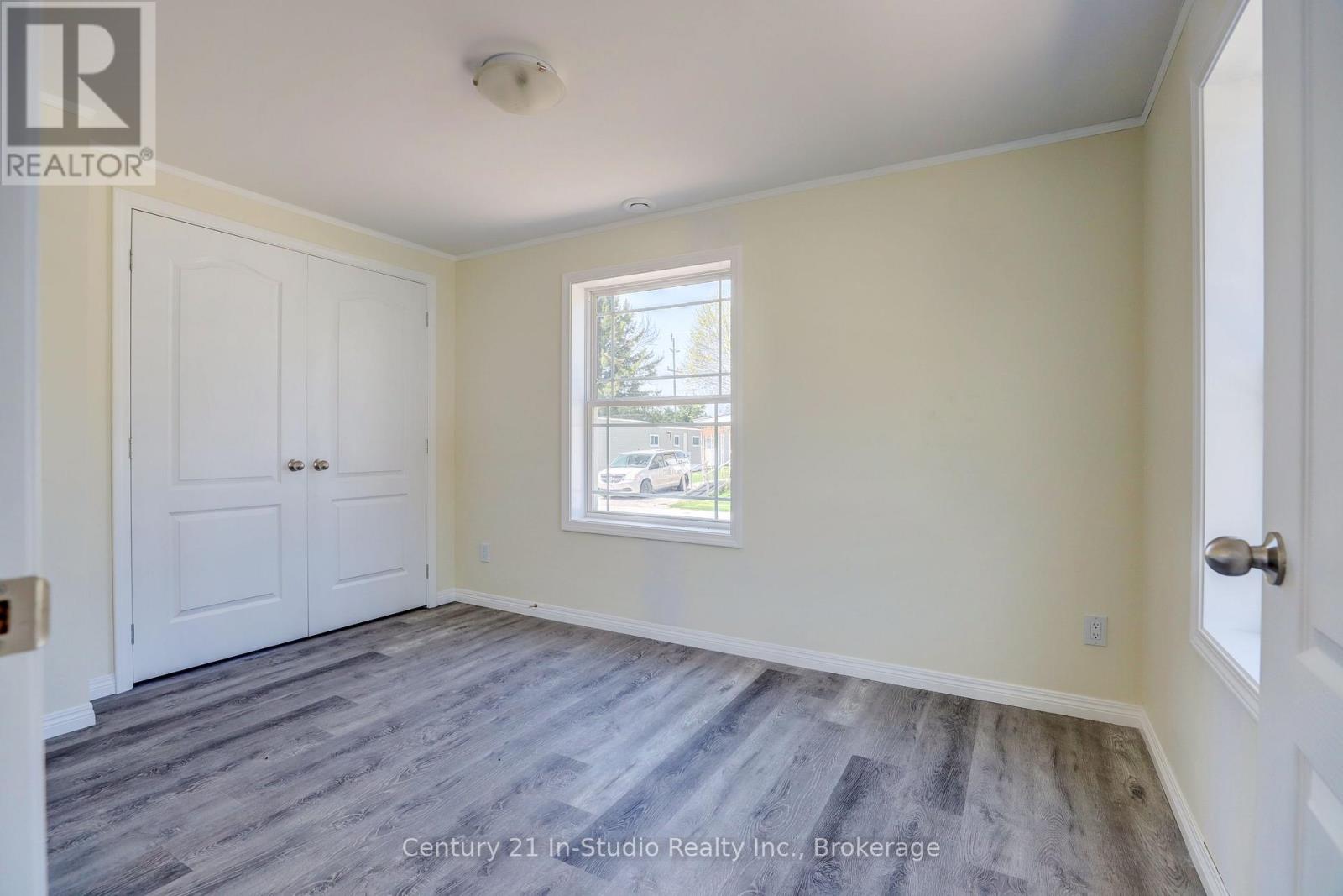 8 Sussex Square, Georgian Bluffs, Ontario  N4K 5N5 - Photo 8 - X12443931