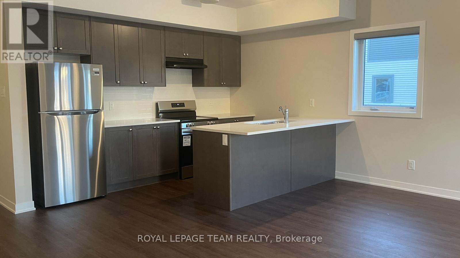 914 LILLIAN FREIMAN PRIVATE, Ottawa, Ontario