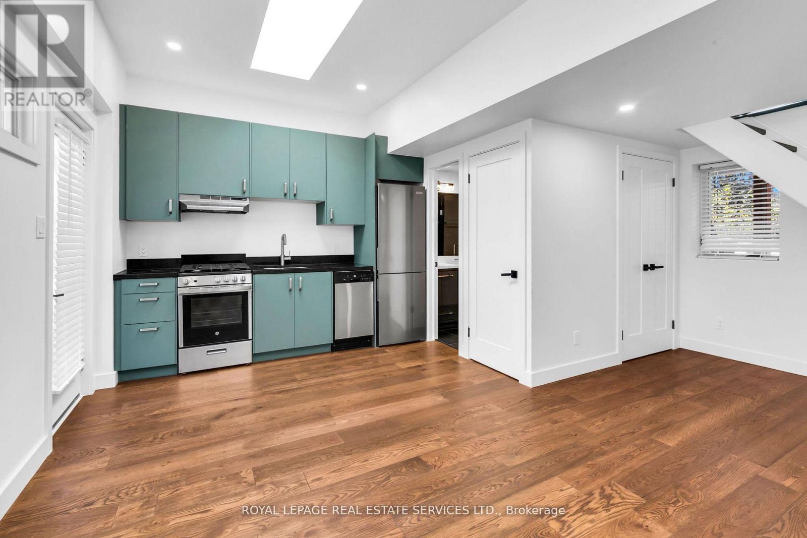 Coach - 223 Blythwood Road, Toronto, Ontario  M4N 1A7 - Photo 3 - C12443845