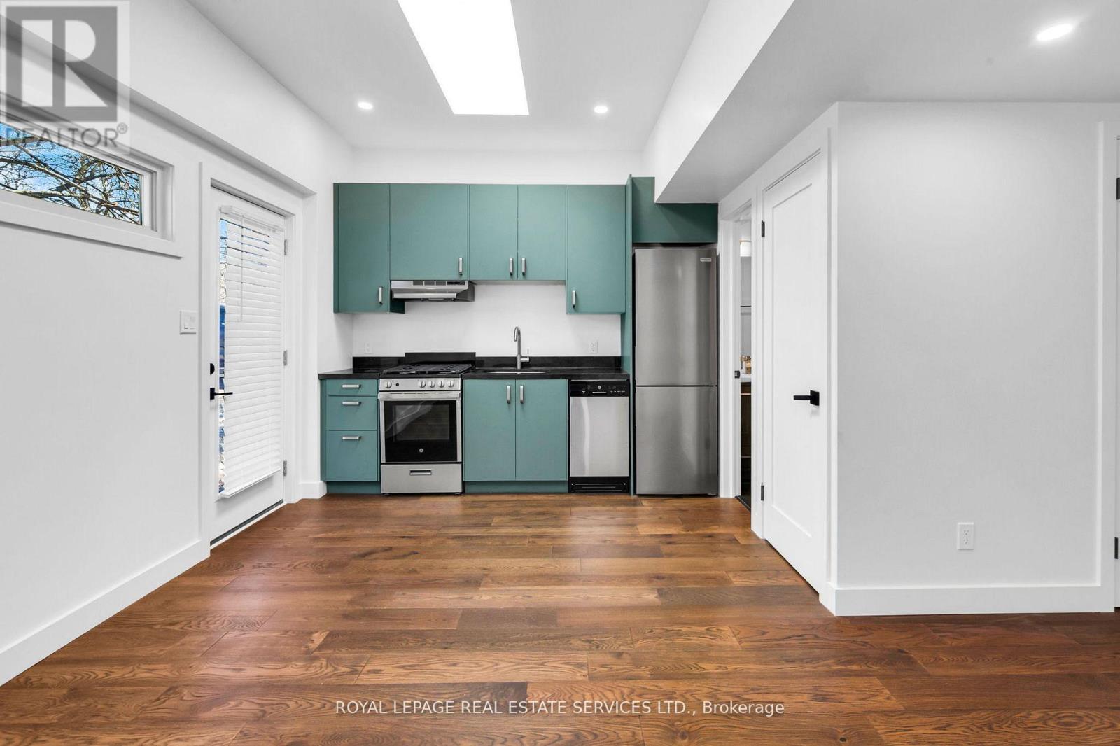 Coach - 223 Blythwood Road, Toronto, Ontario  M4N 1A7 - Photo 4 - C12443845