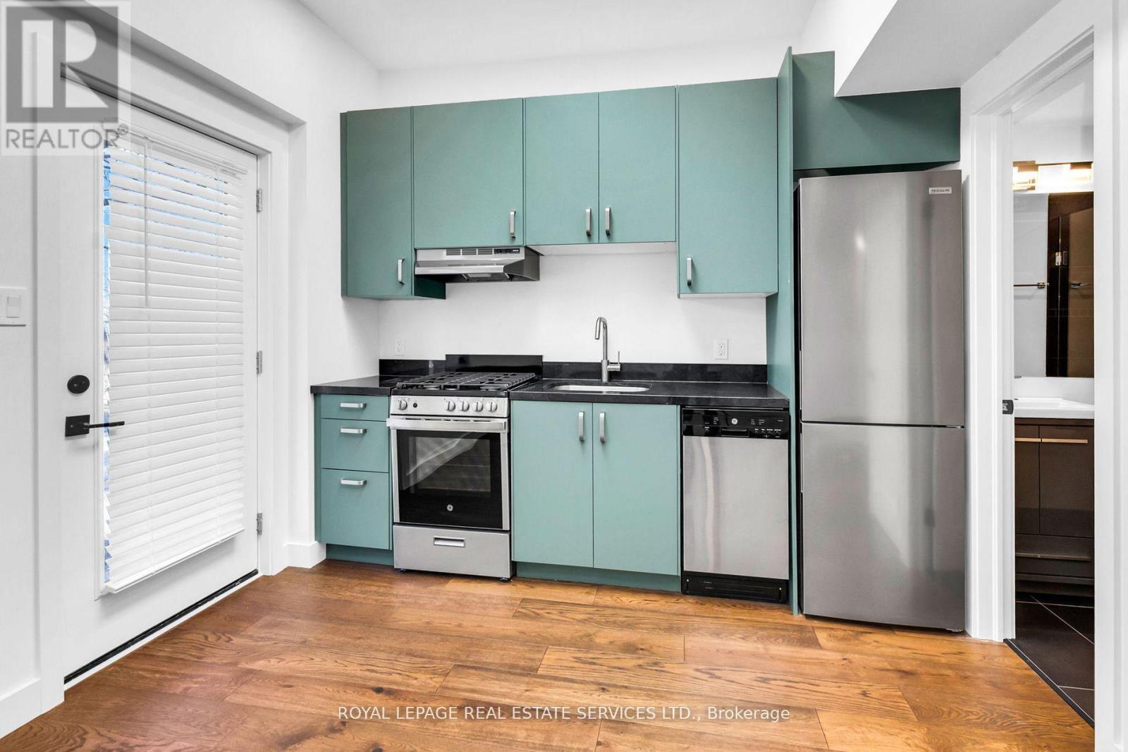 Coach - 223 Blythwood Road, Toronto, Ontario  M4N 1A7 - Photo 6 - C12443845