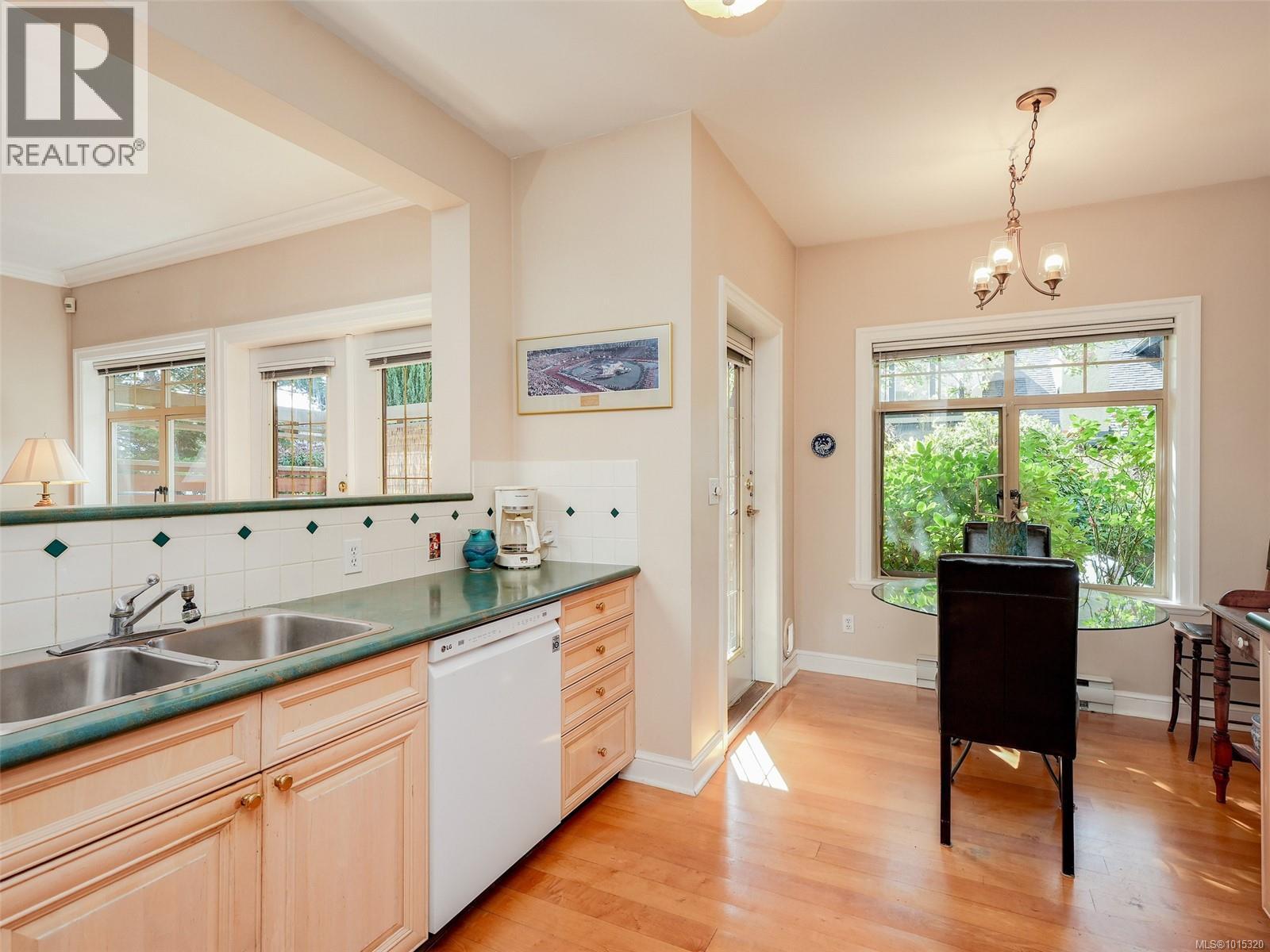 1 2573 Kilgary Pl, Saanich, British Columbia  V8N 1J7 - Photo 6 - 1015320