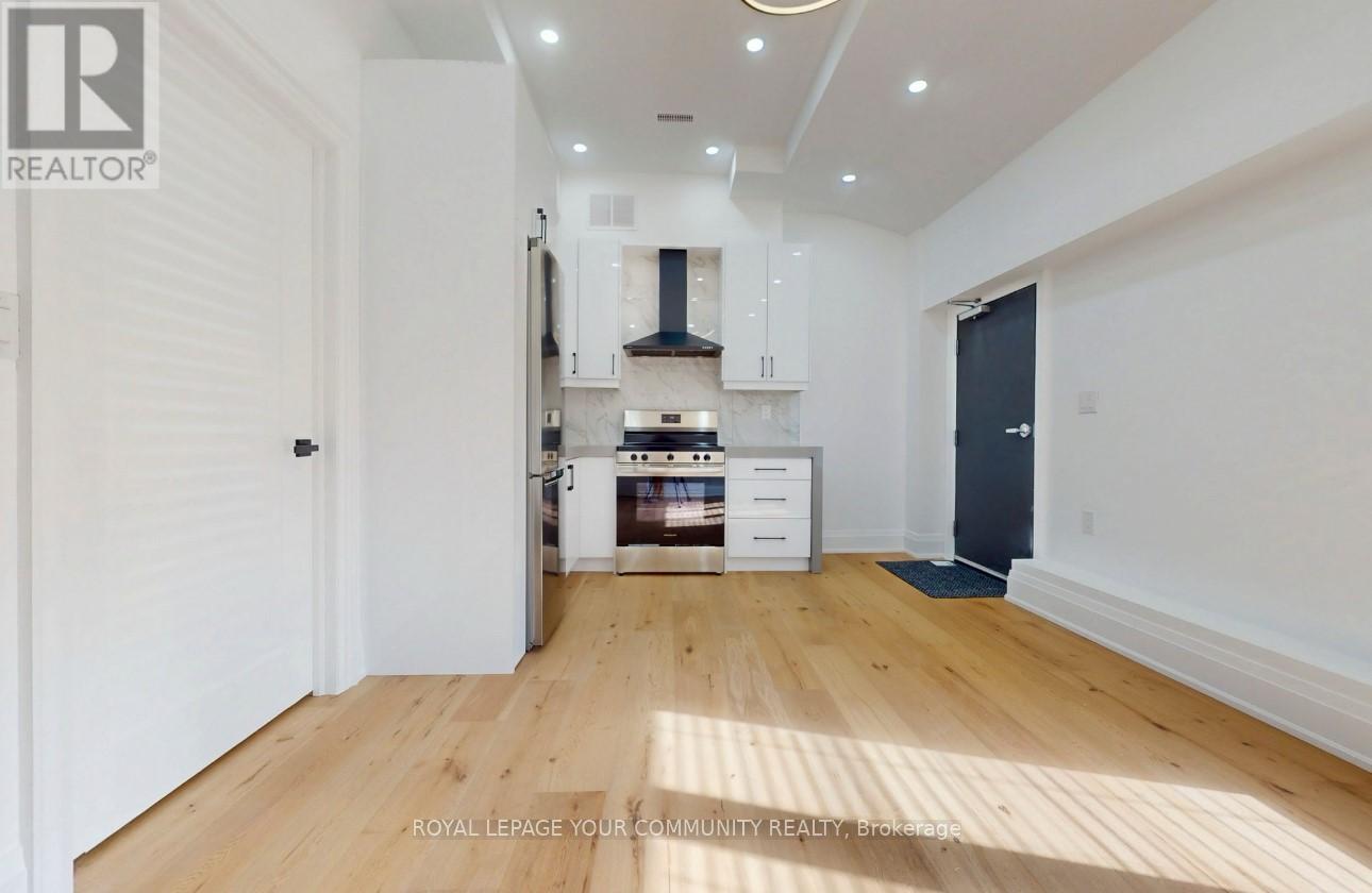 Unit 3 - 12 Kemano Street, Aurora, Ontario  L4G 2Y1 - Photo 2 - N12443875