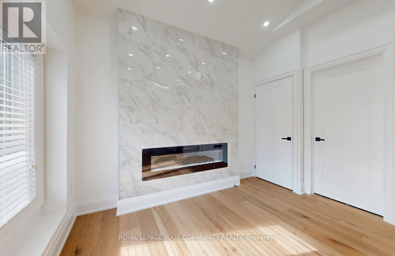Unit 3 - 12 Kemano Street, Aurora, Ontario  L4G 2Y1 - Photo 4 - N12443875