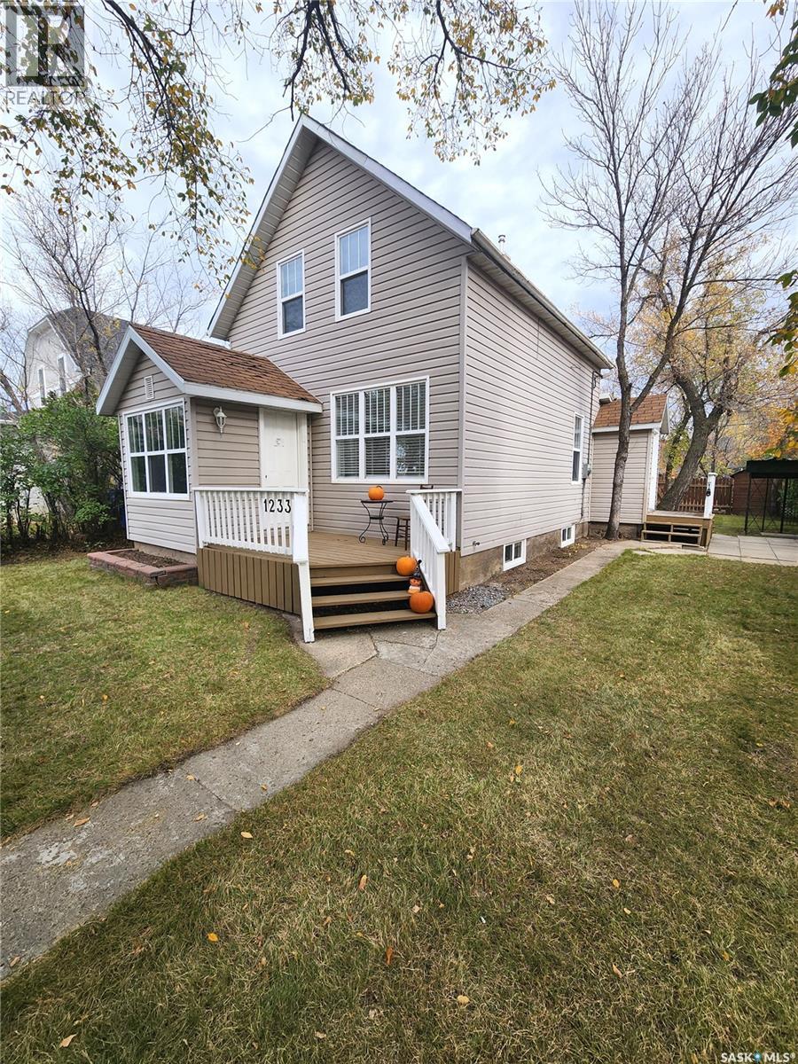 1233 2nd Street, Estevan, Saskatchewan  S4A 0M1 - Photo 2 - SK020063
