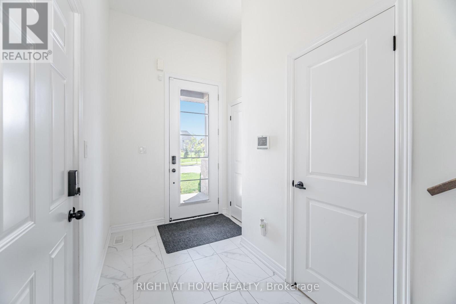 1323 Chee Chee Landing, Milton, Ontario  L9E 1L3 - Photo 4 - W12443743