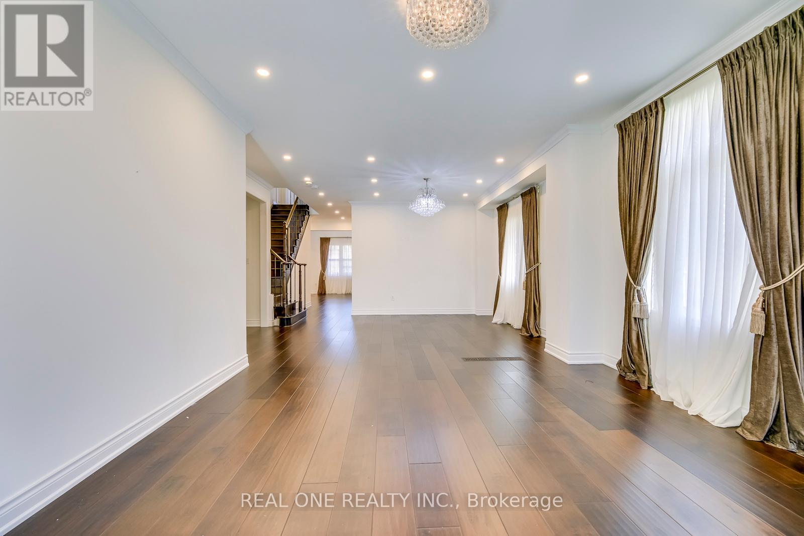 5523 Freshwater Drive, Mississauga, Ontario  L5M 7M7 - Photo 4 - W12443763