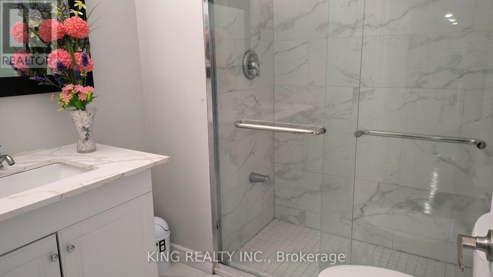 13 Fairfield Avenue, Brampton, Ontario  L6X 2H9 - Photo 10 - W12443792