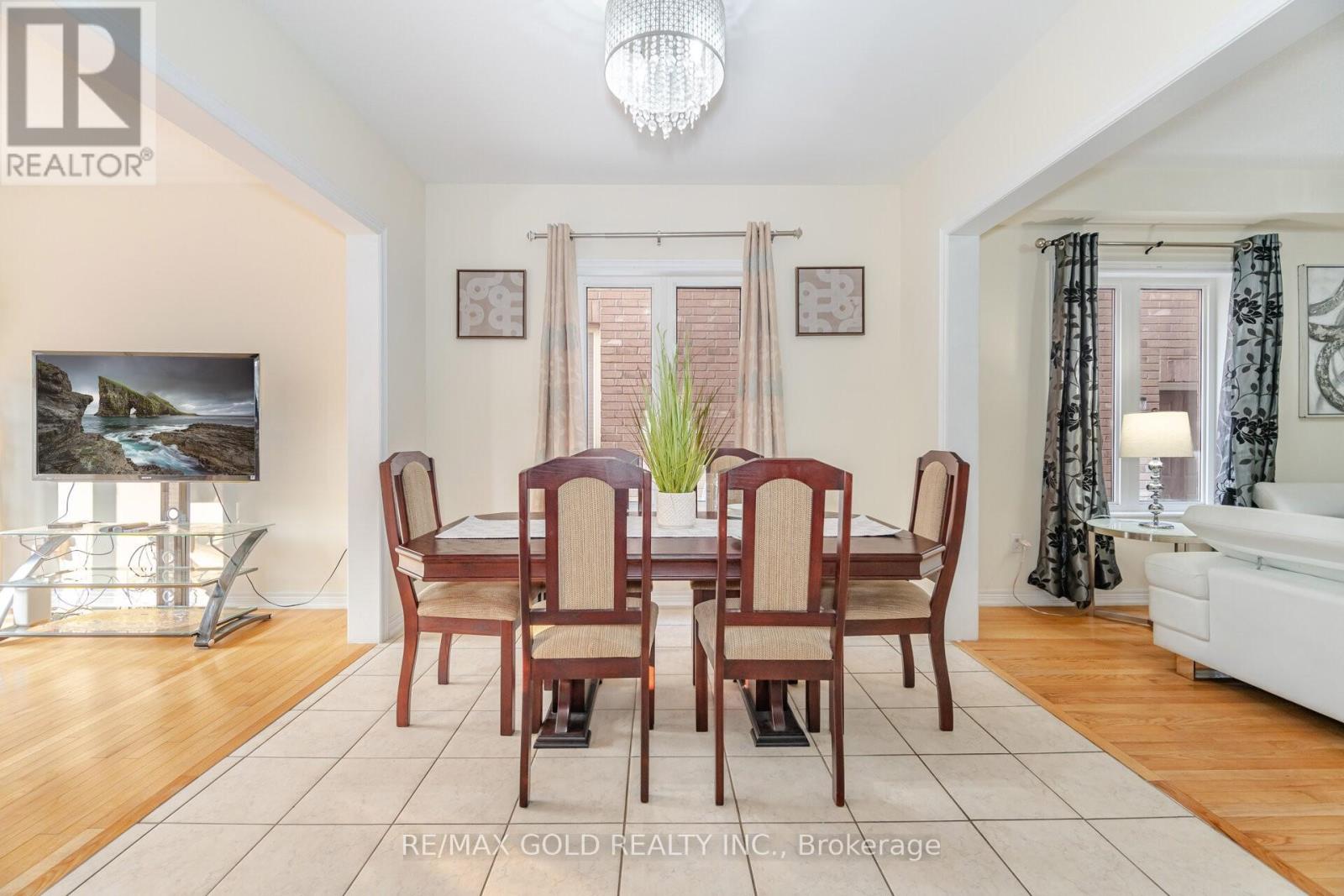 8 Washburn Road, Brampton, Ontario  L6P 3V7 - Photo 5 - W12443810